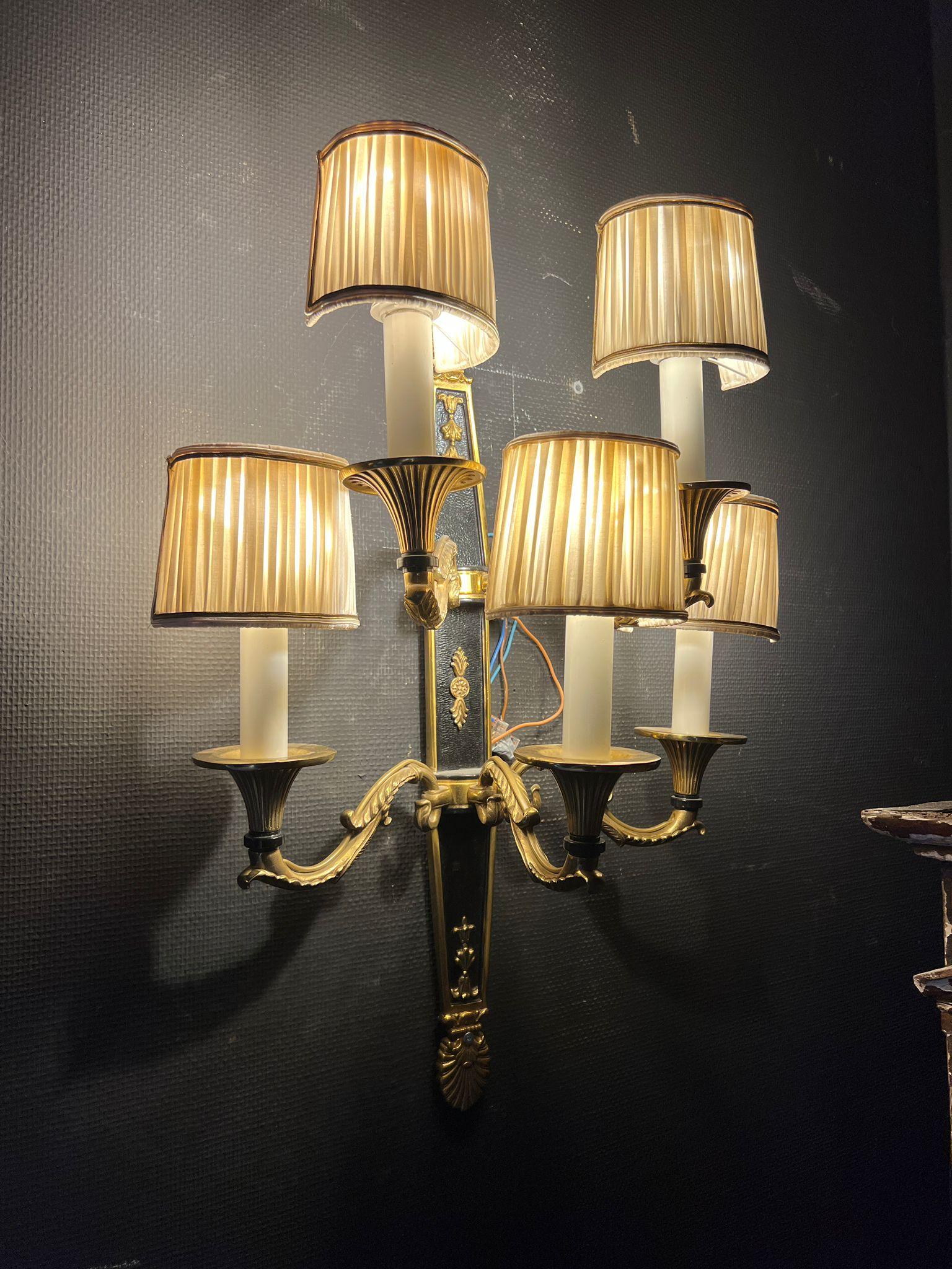 Coppia di lampade da parete in bronzo dorato e patinato in stile Luigi XVI con cinque bracci - in vendita 1