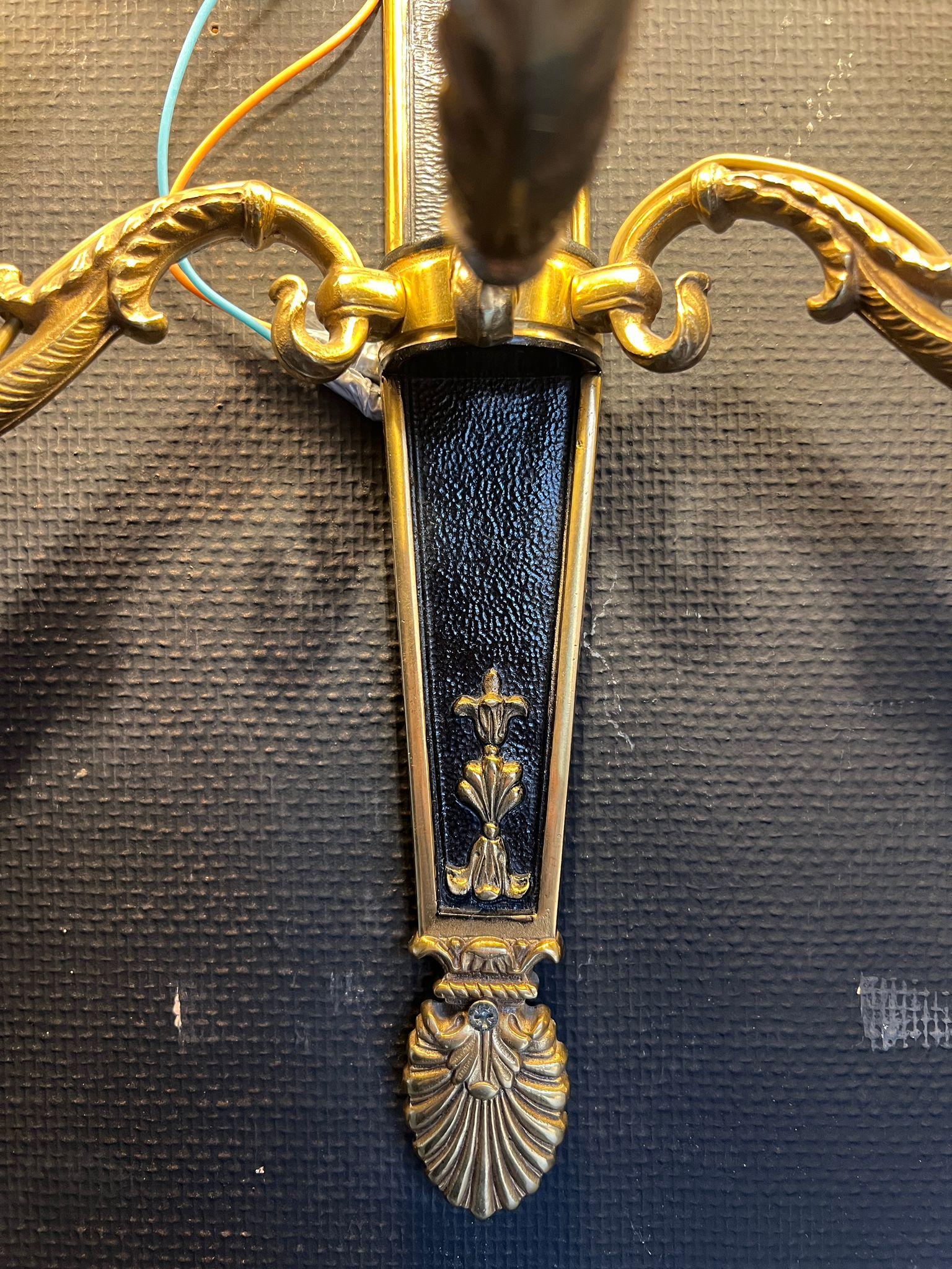 Coppia di lampade da parete in bronzo dorato e patinato in stile Luigi XVI con cinque bracci - in vendita 2
