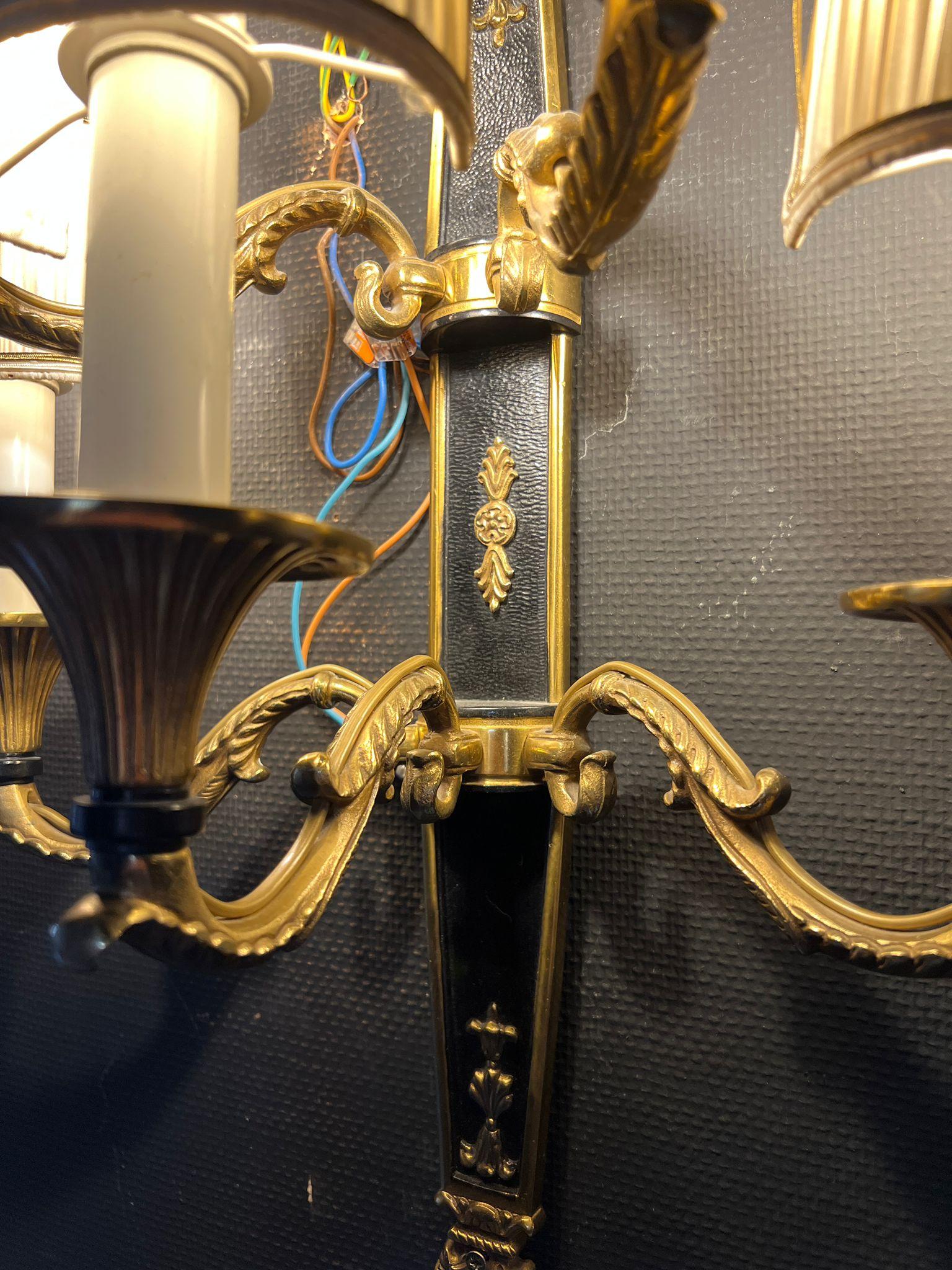 Coppia di lampade da parete in bronzo dorato e patinato in stile Luigi XVI con cinque bracci - in vendita 3