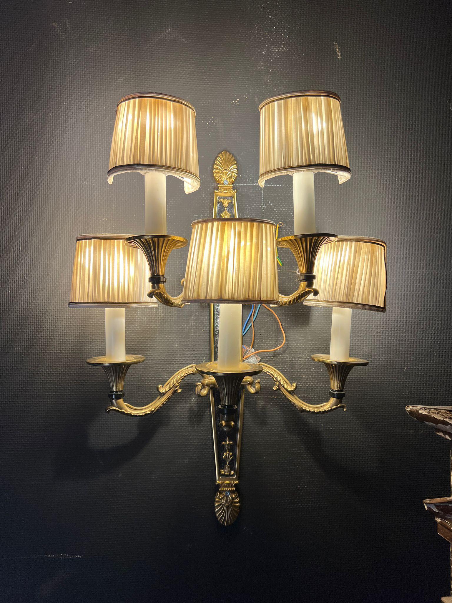 Coppia di lampade da parete in bronzo dorato e patinato in stile Luigi XVI con cinque bracci - in vendita 4