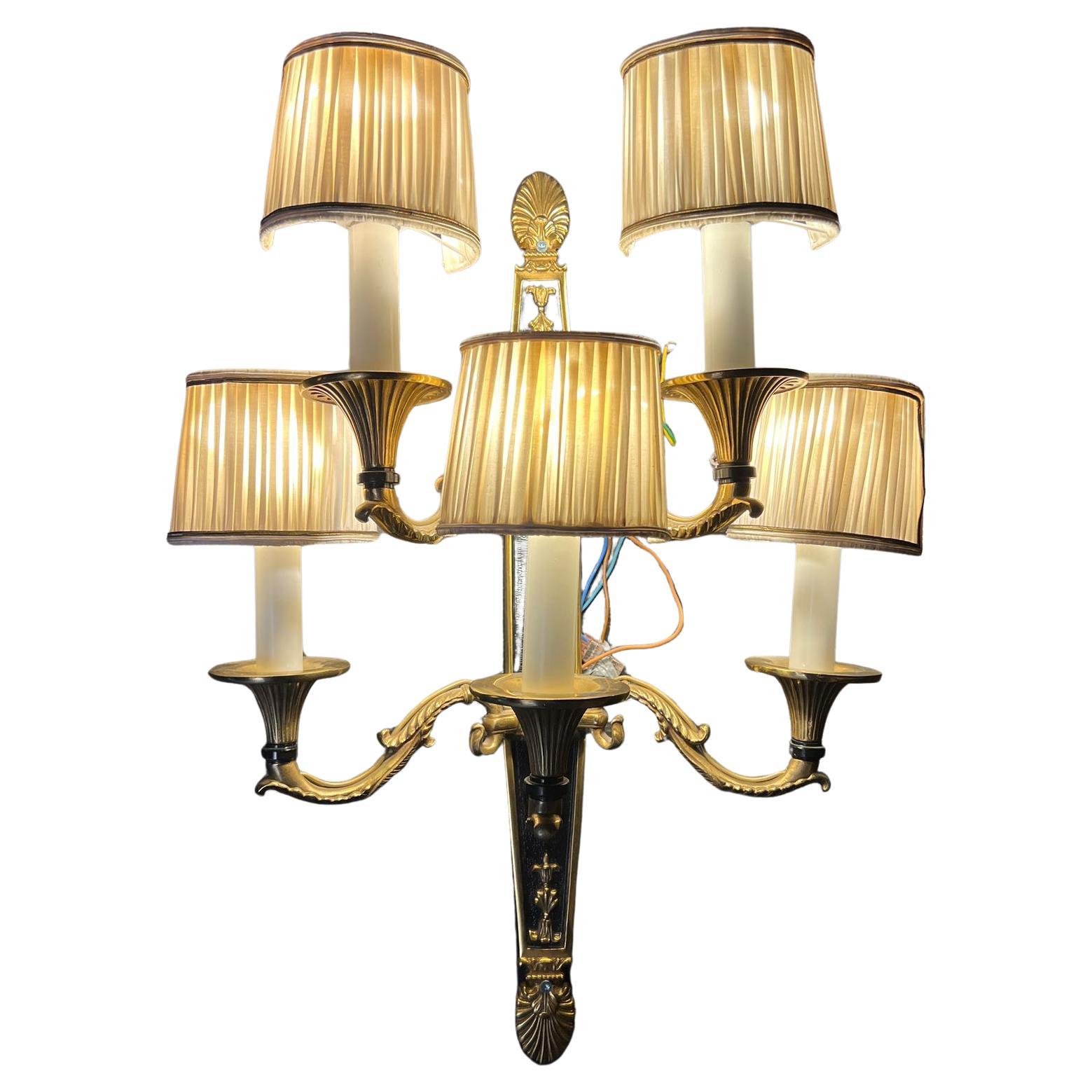 Coppia di lampade da parete in bronzo dorato e patinato in stile Luigi XVI con cinque bracci - in vendita
