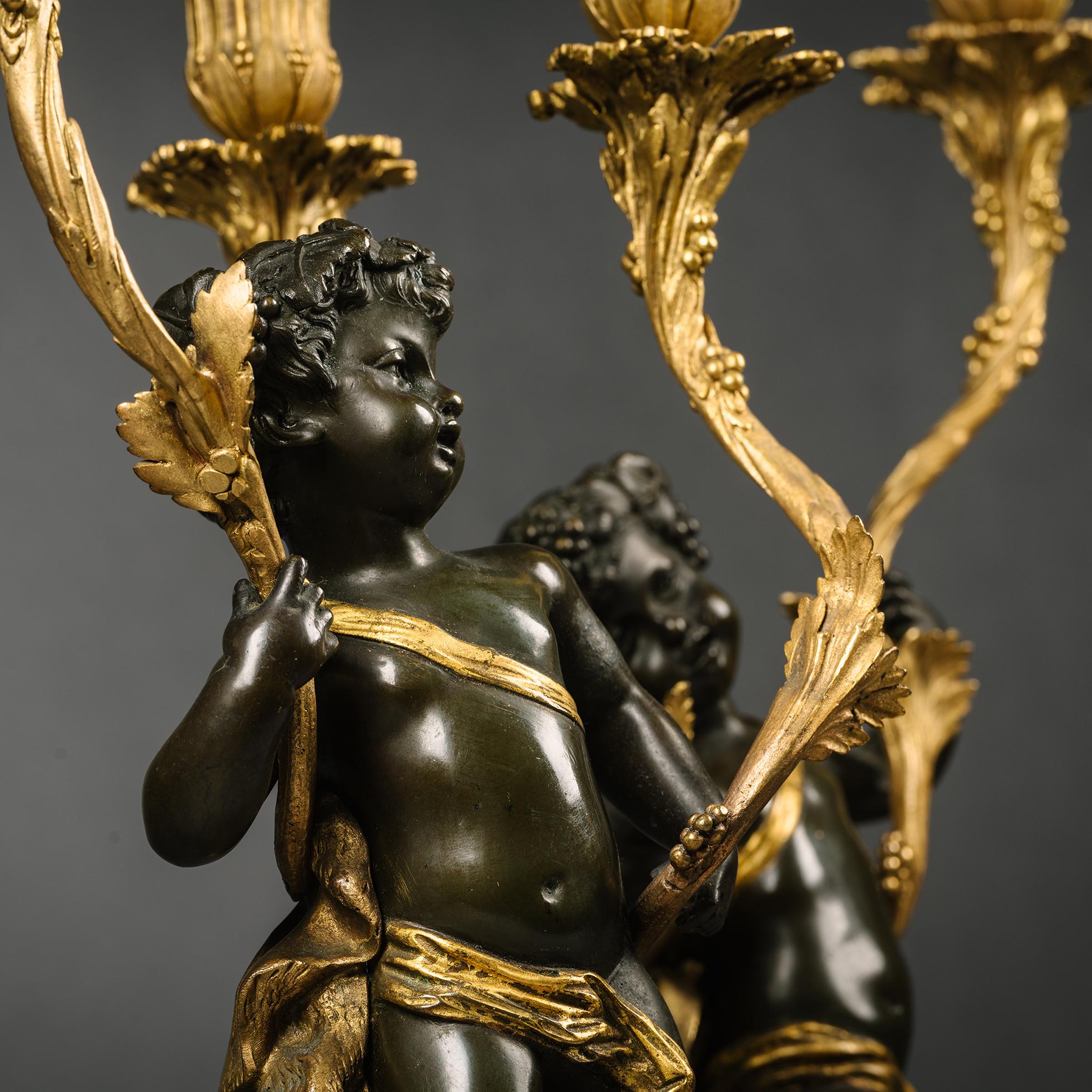 Français Paire de candélabres figuratifs en bronze patiné de style Louis XVI, d'après Clodion en vente