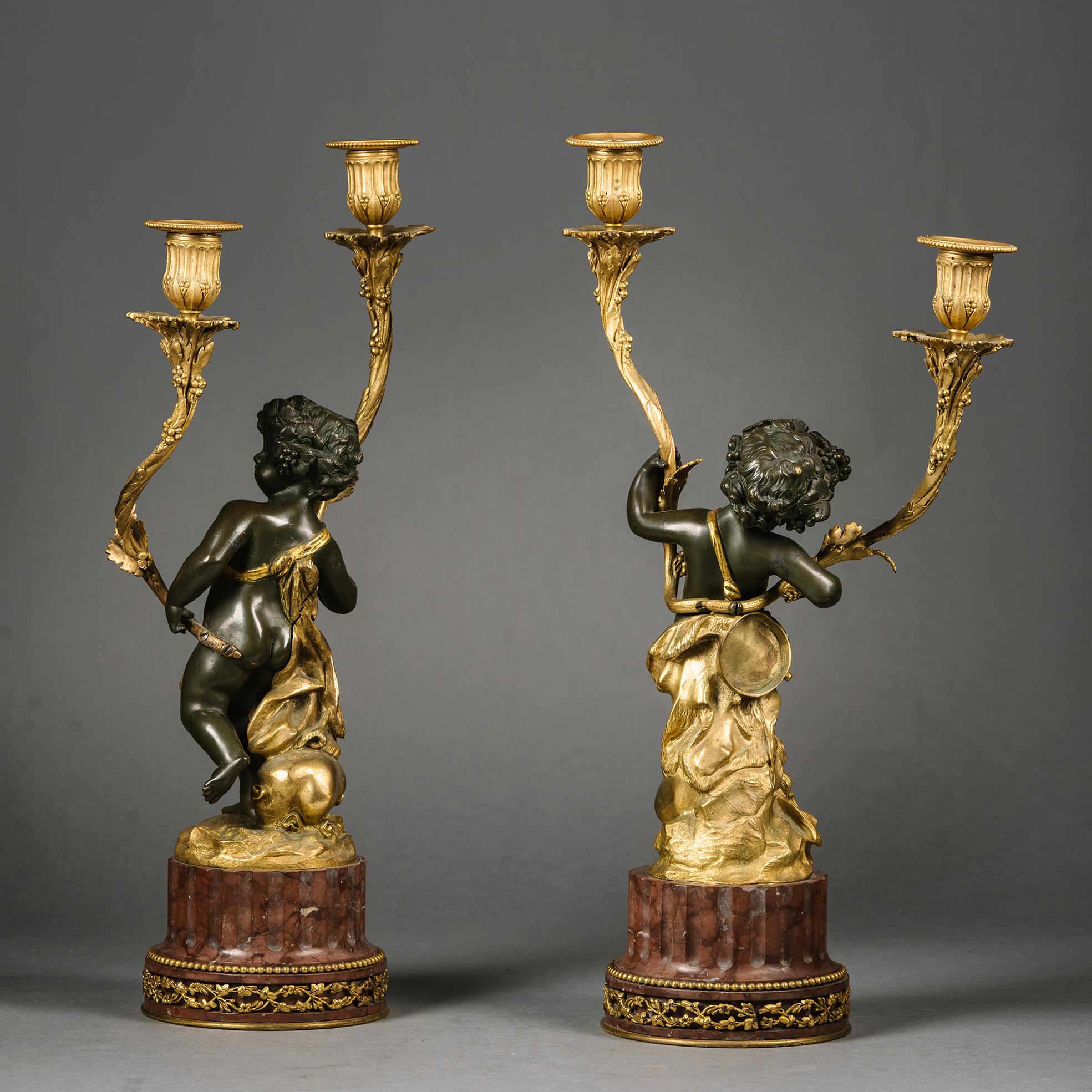 Patiné Paire de candélabres figuratifs en bronze patiné de style Louis XVI, d'après Clodion en vente