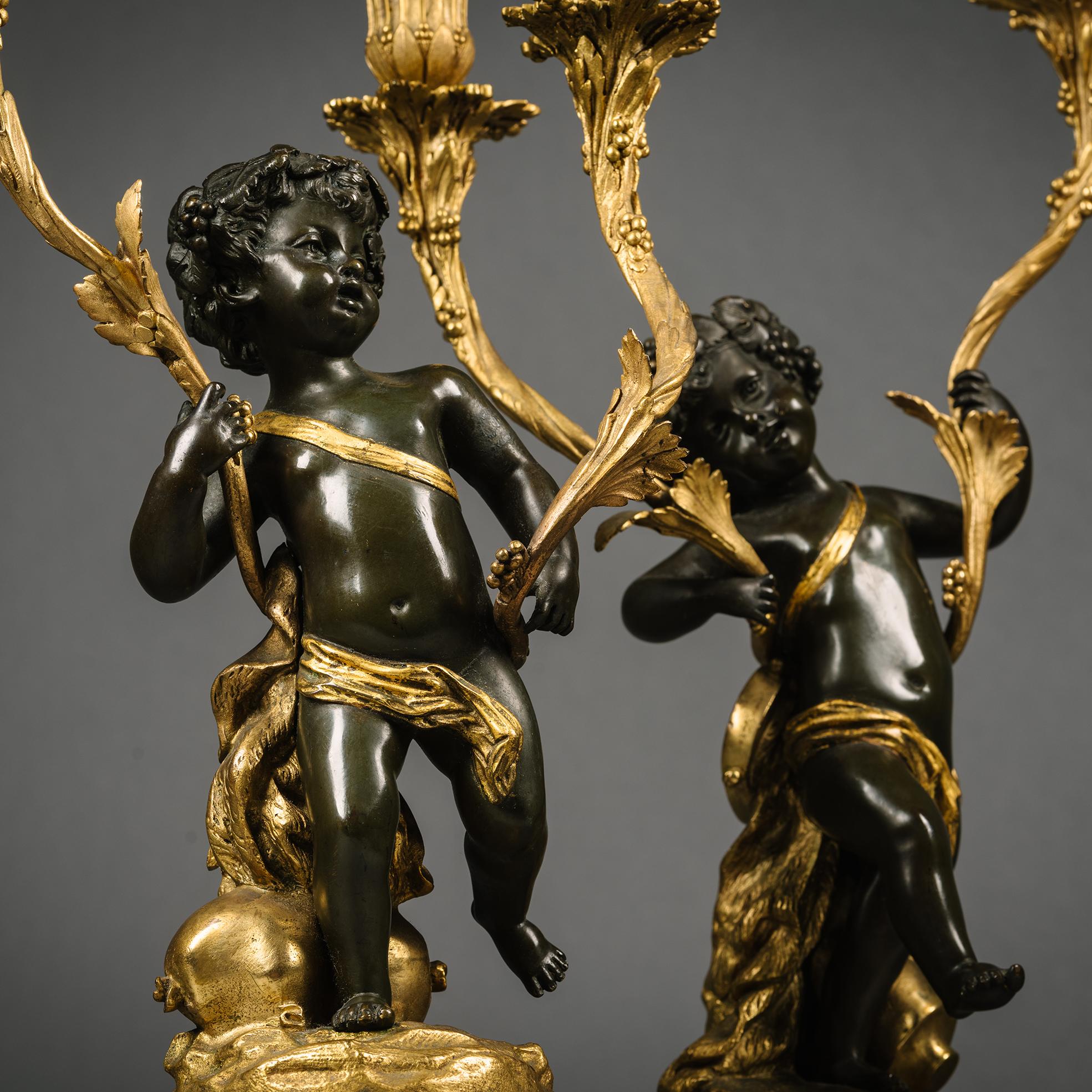Paire de candélabres figuratifs en bronze patiné de style Louis XVI, d'après Clodion Bon état - En vente à Brighton, West Sussex