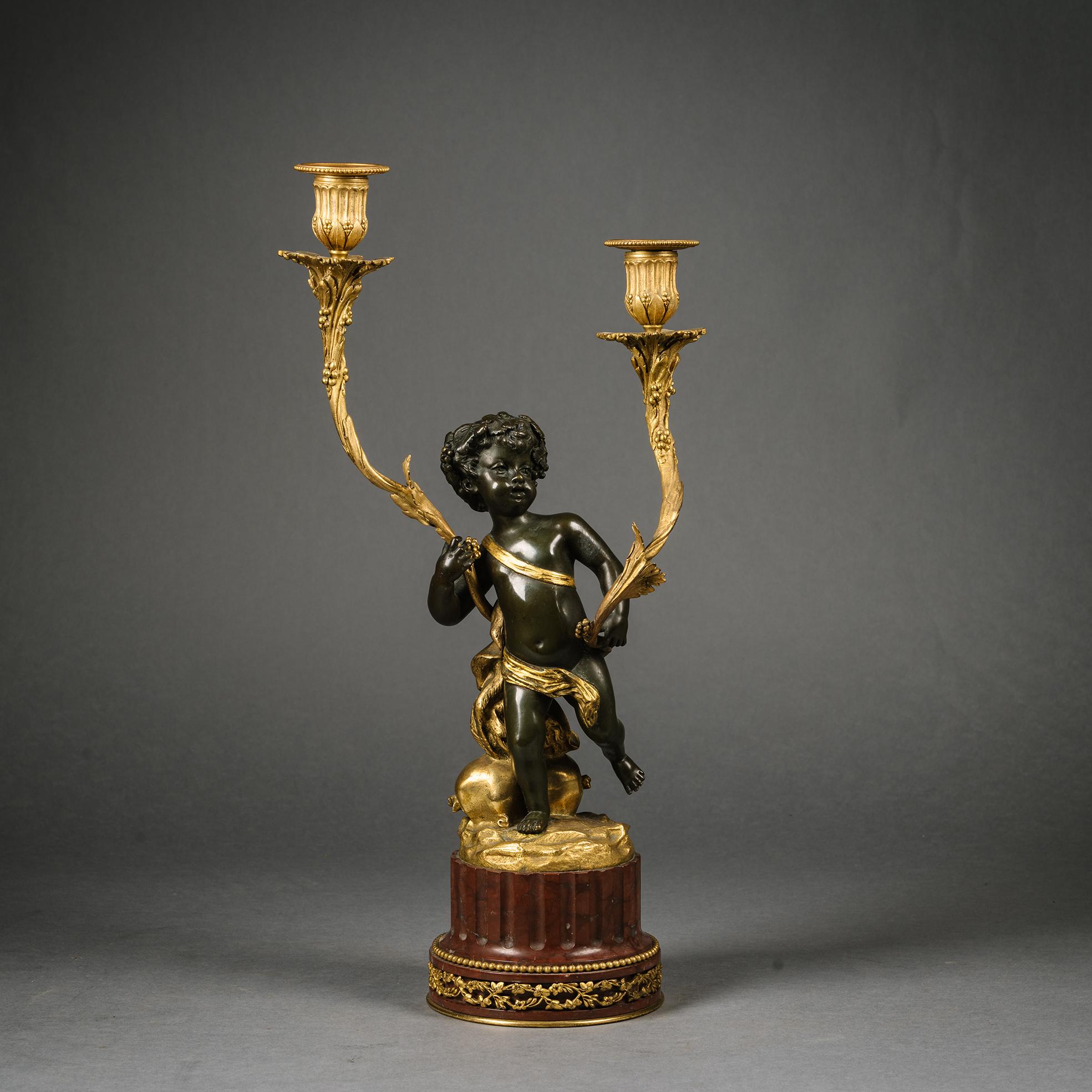 XIXe siècle Paire de candélabres figuratifs en bronze patiné de style Louis XVI, d'après Clodion en vente