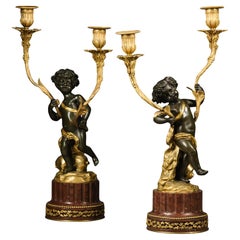 Paire de candélabres figuratifs en bronze patiné de style Louis XVI, d'après Clodion