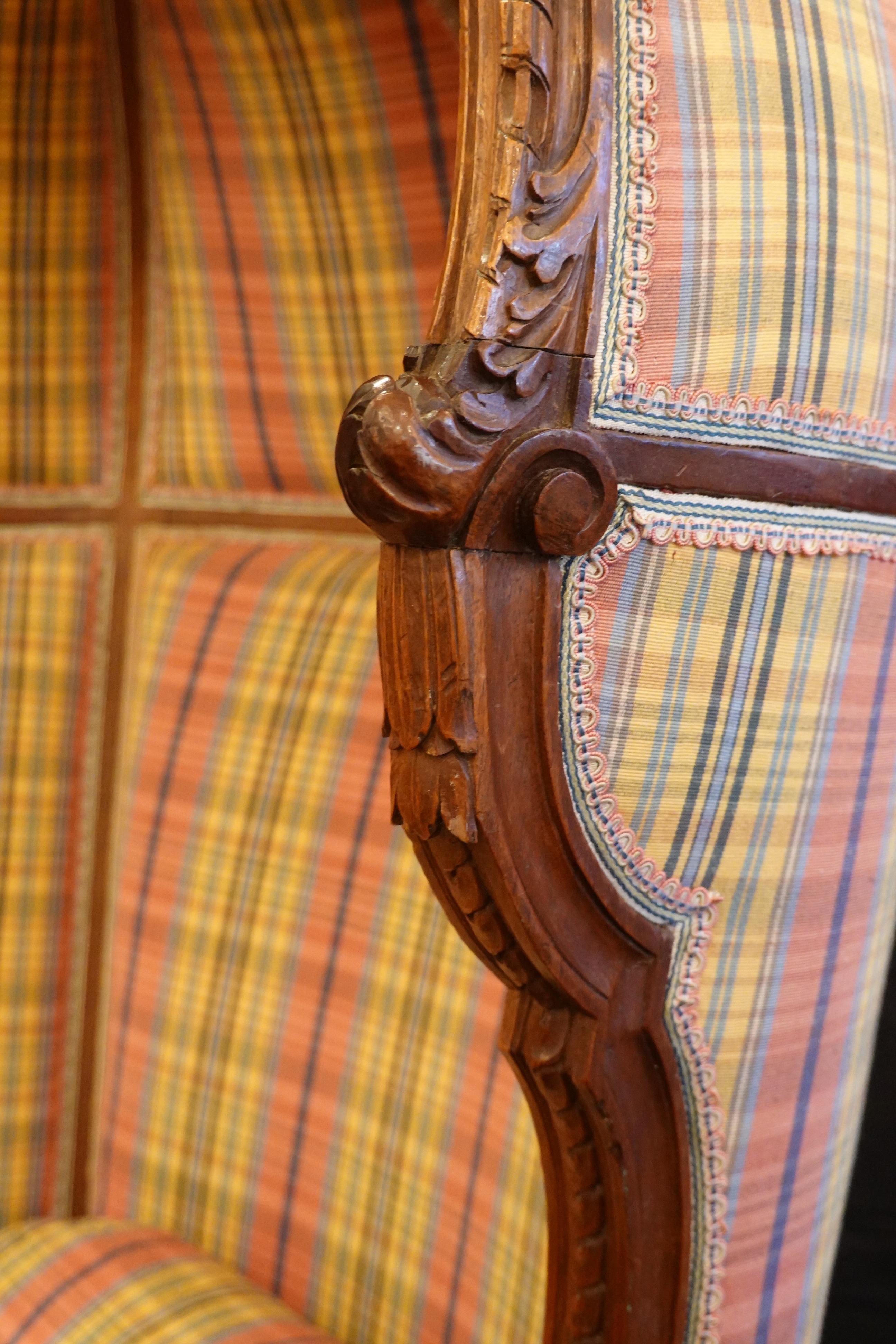 Paar Porter-Stühle im Louis-XVI.-Stil aus geschnitztem Nussbaumholz im Angebot 3