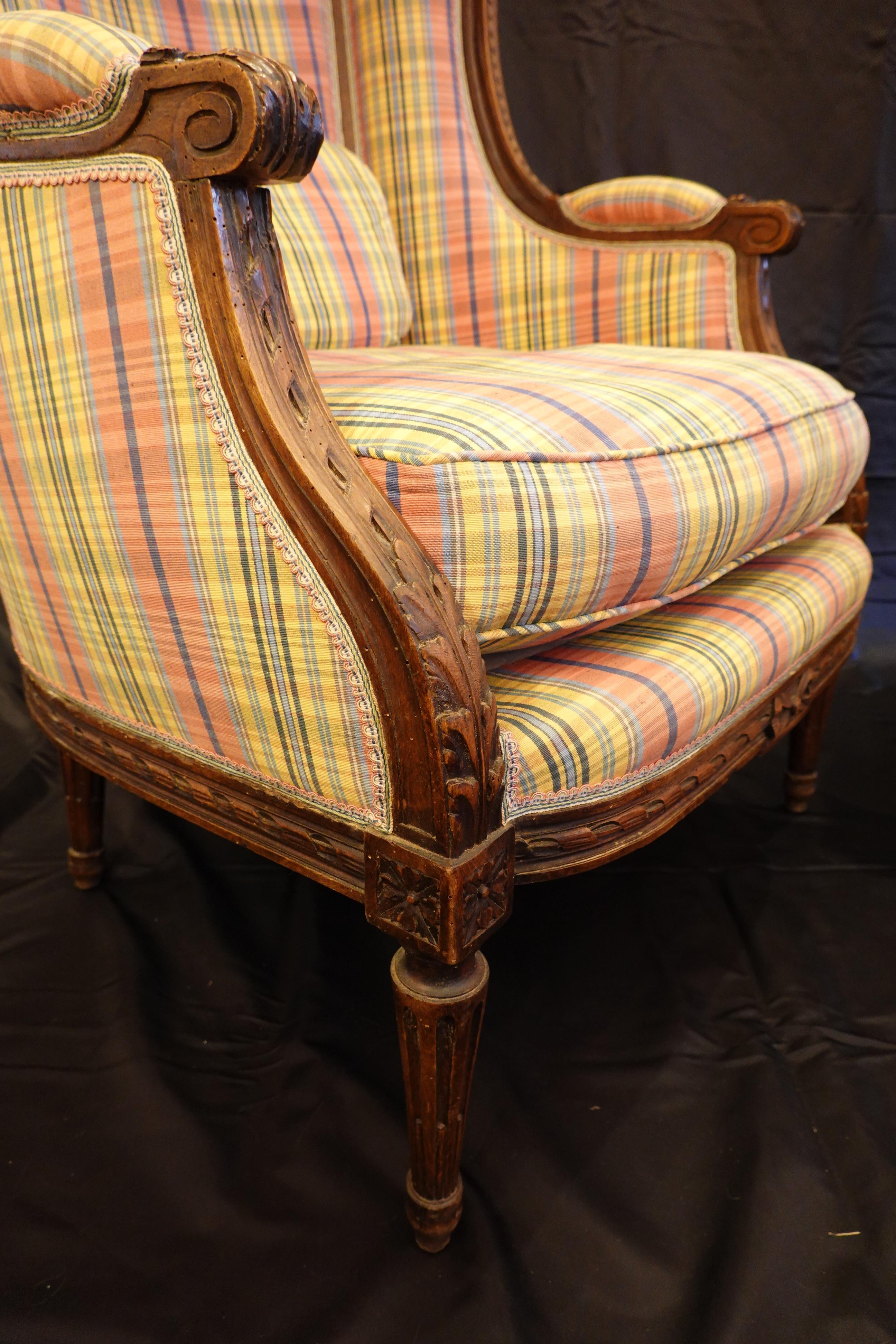 Paar Porter-Stühle im Louis-XVI.-Stil aus geschnitztem Nussbaumholz im Angebot 7