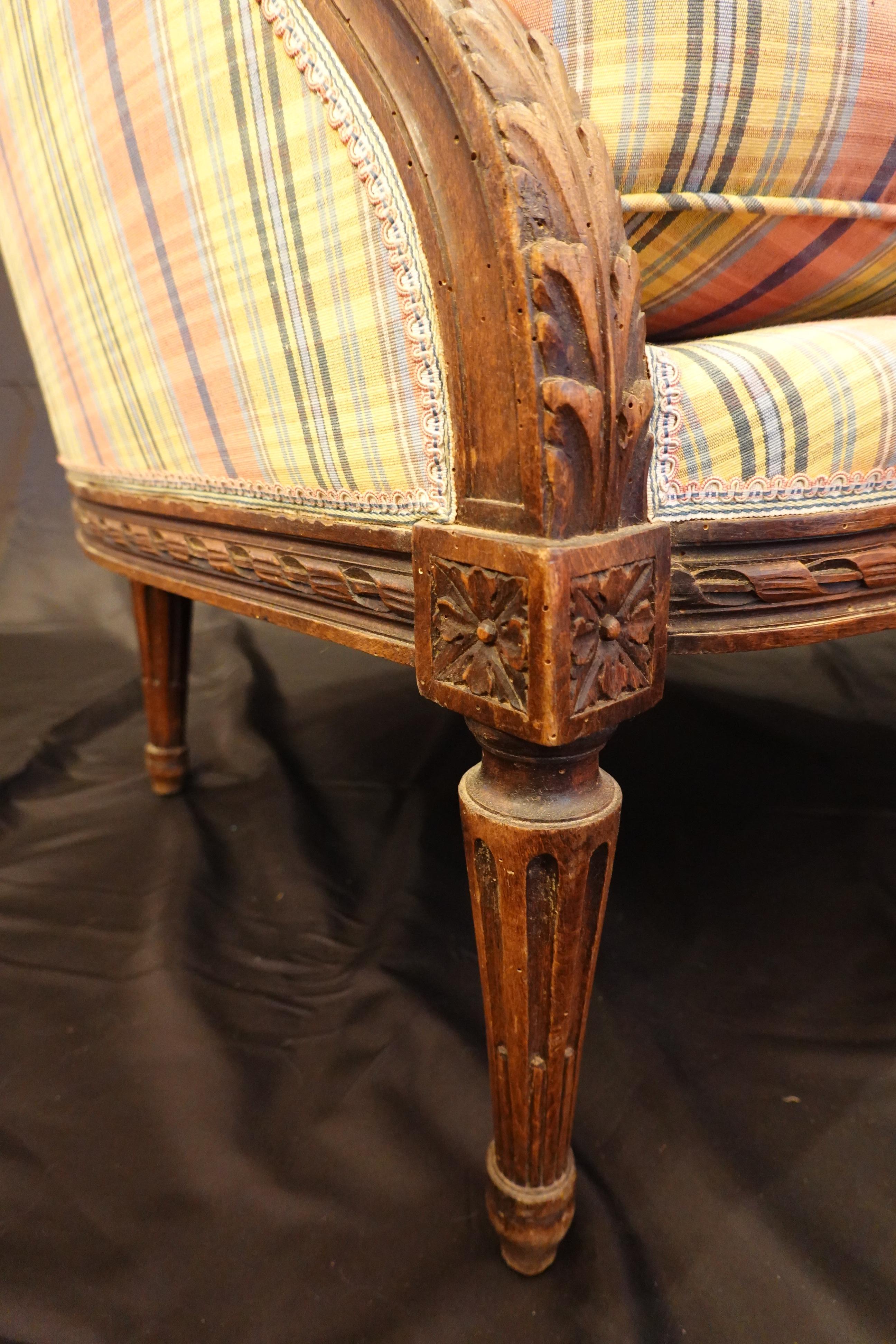 Paar Porter-Stühle im Louis-XVI.-Stil aus geschnitztem Nussbaumholz im Angebot 8