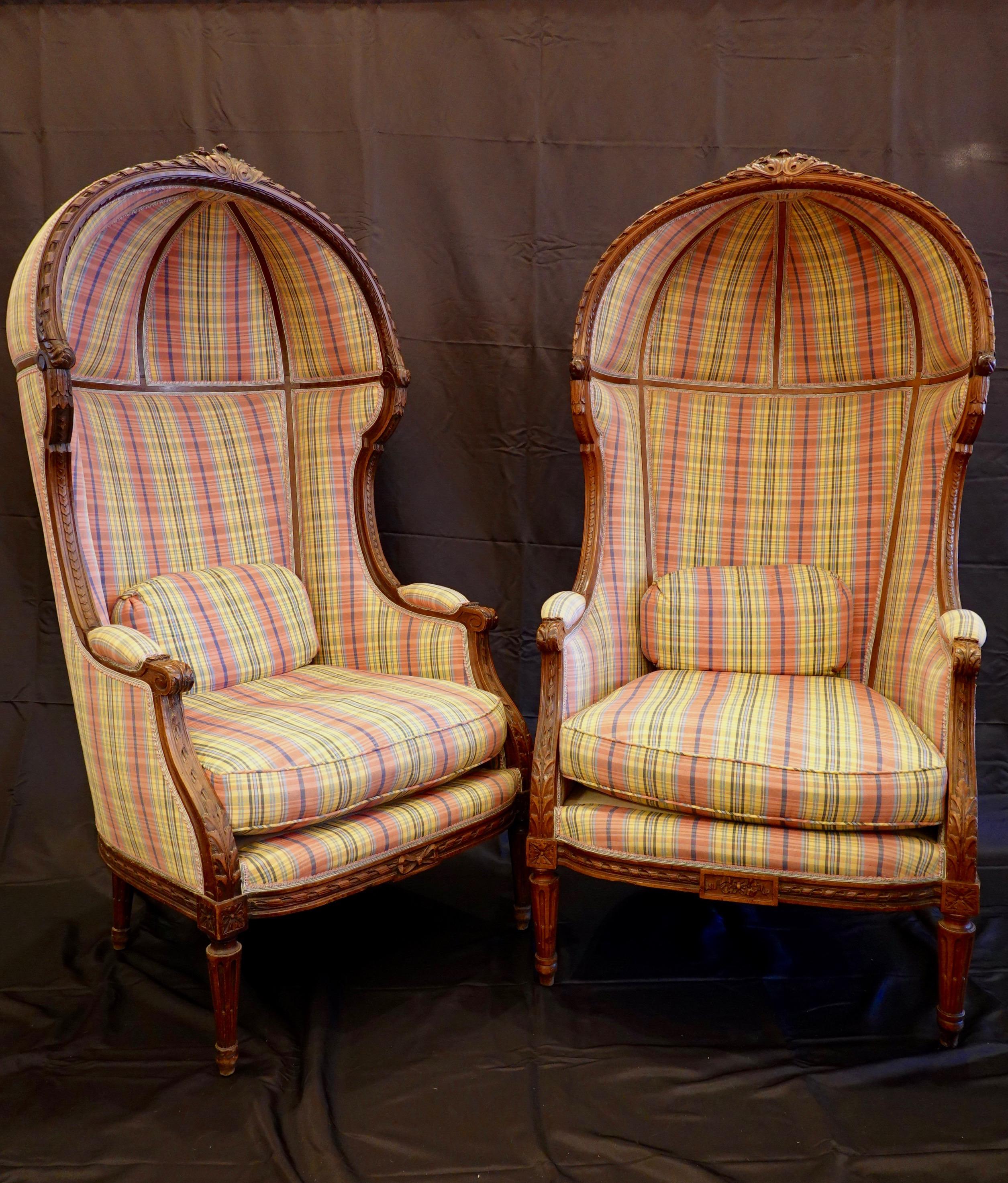 Paar Porter-Stühle im Louis-XVI.-Stil aus geschnitztem Nussbaumholz (Louis XVI.) im Angebot