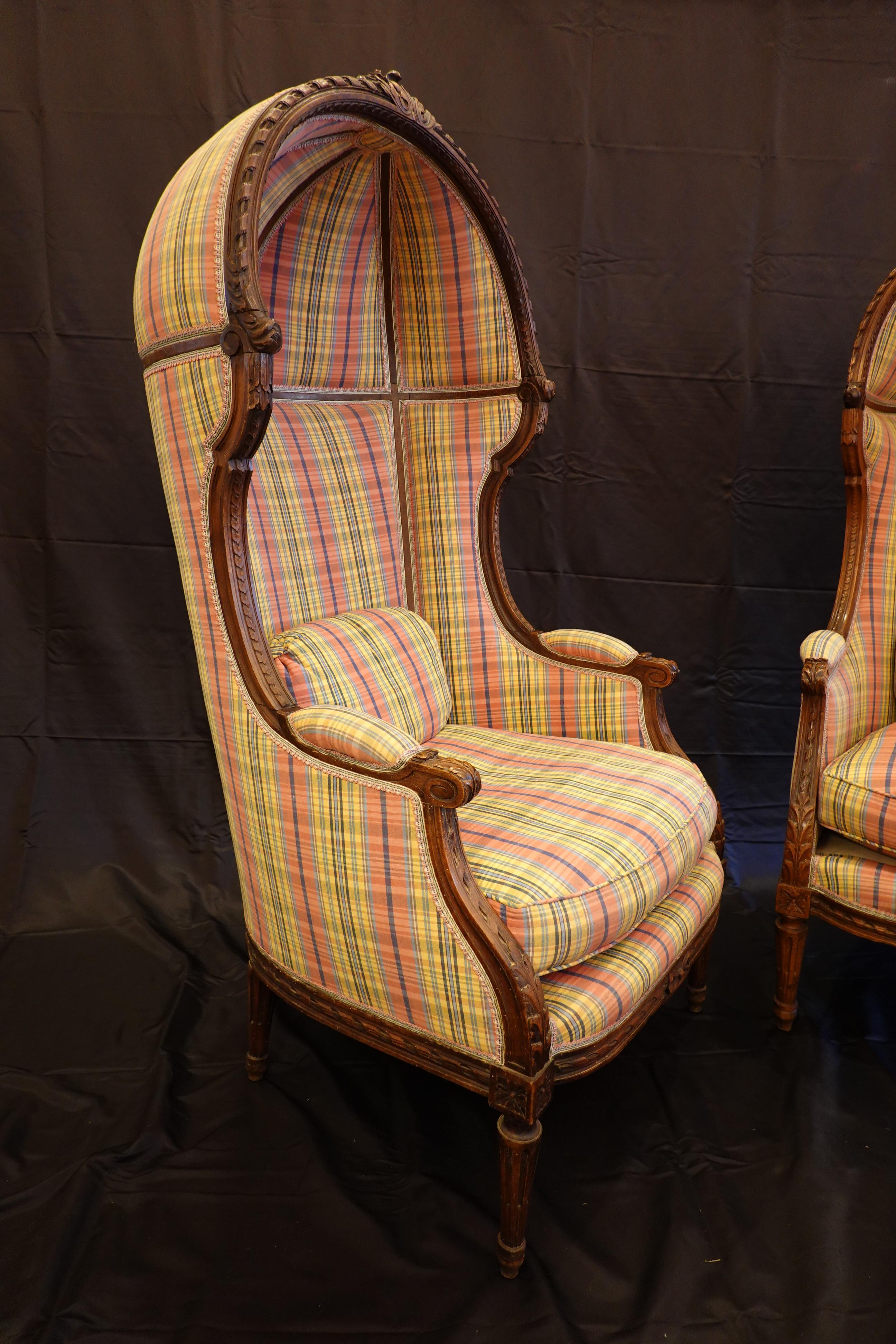 Paar Porter-Stühle im Louis-XVI.-Stil aus geschnitztem Nussbaumholz (Französisch) im Angebot