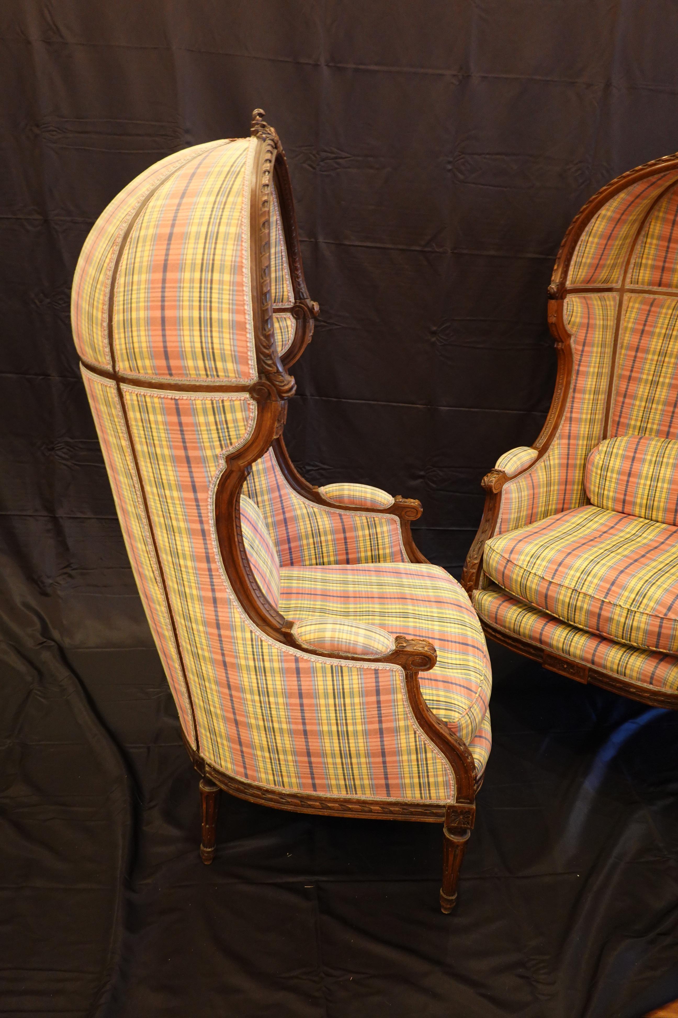 Paar Porter-Stühle im Louis-XVI.-Stil aus geschnitztem Nussbaumholz (Handgeschnitzt) im Angebot