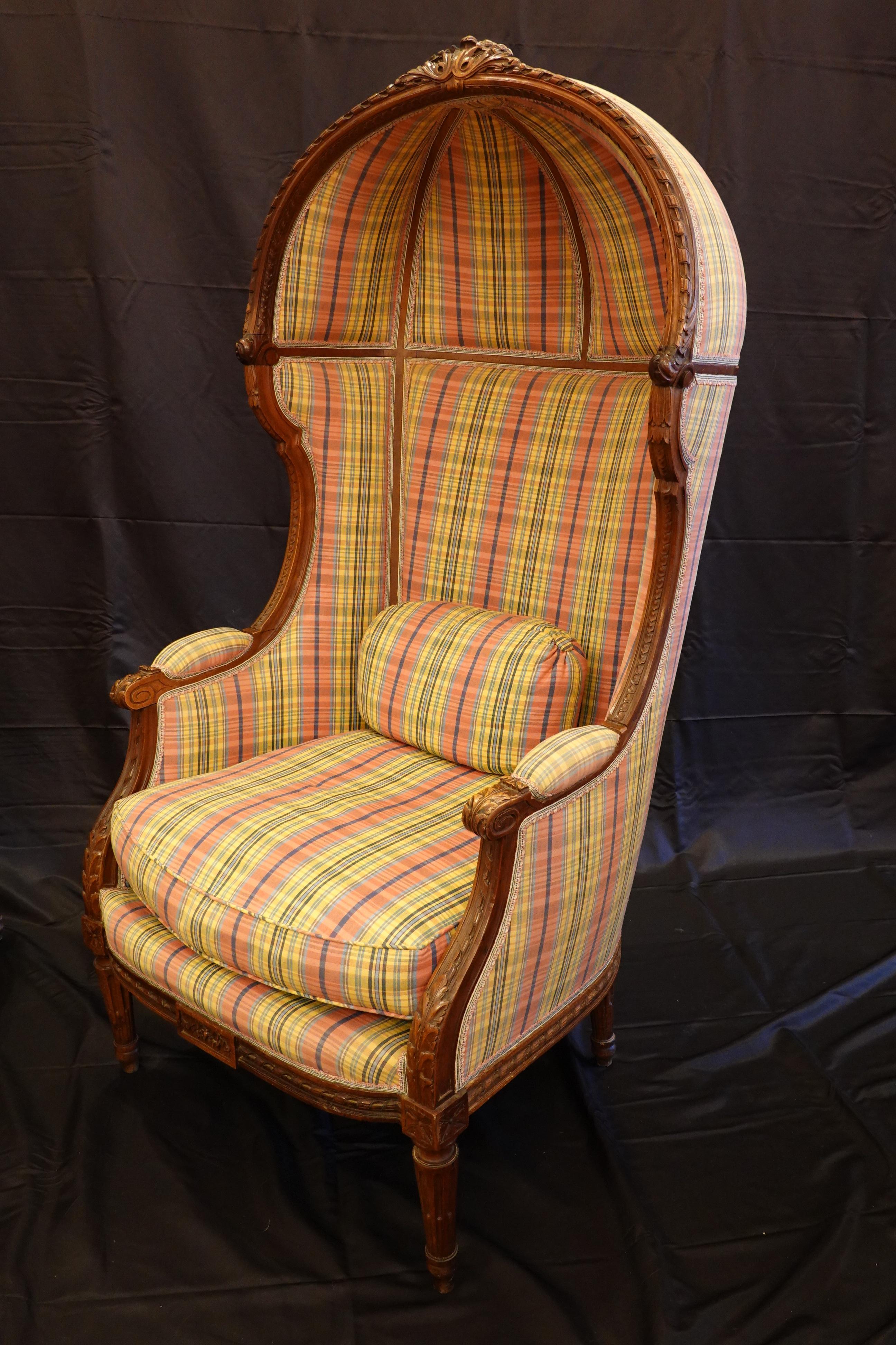 Paar Porter-Stühle im Louis-XVI.-Stil aus geschnitztem Nussbaumholz im Zustand „Gut“ im Angebot in Pembroke, MA