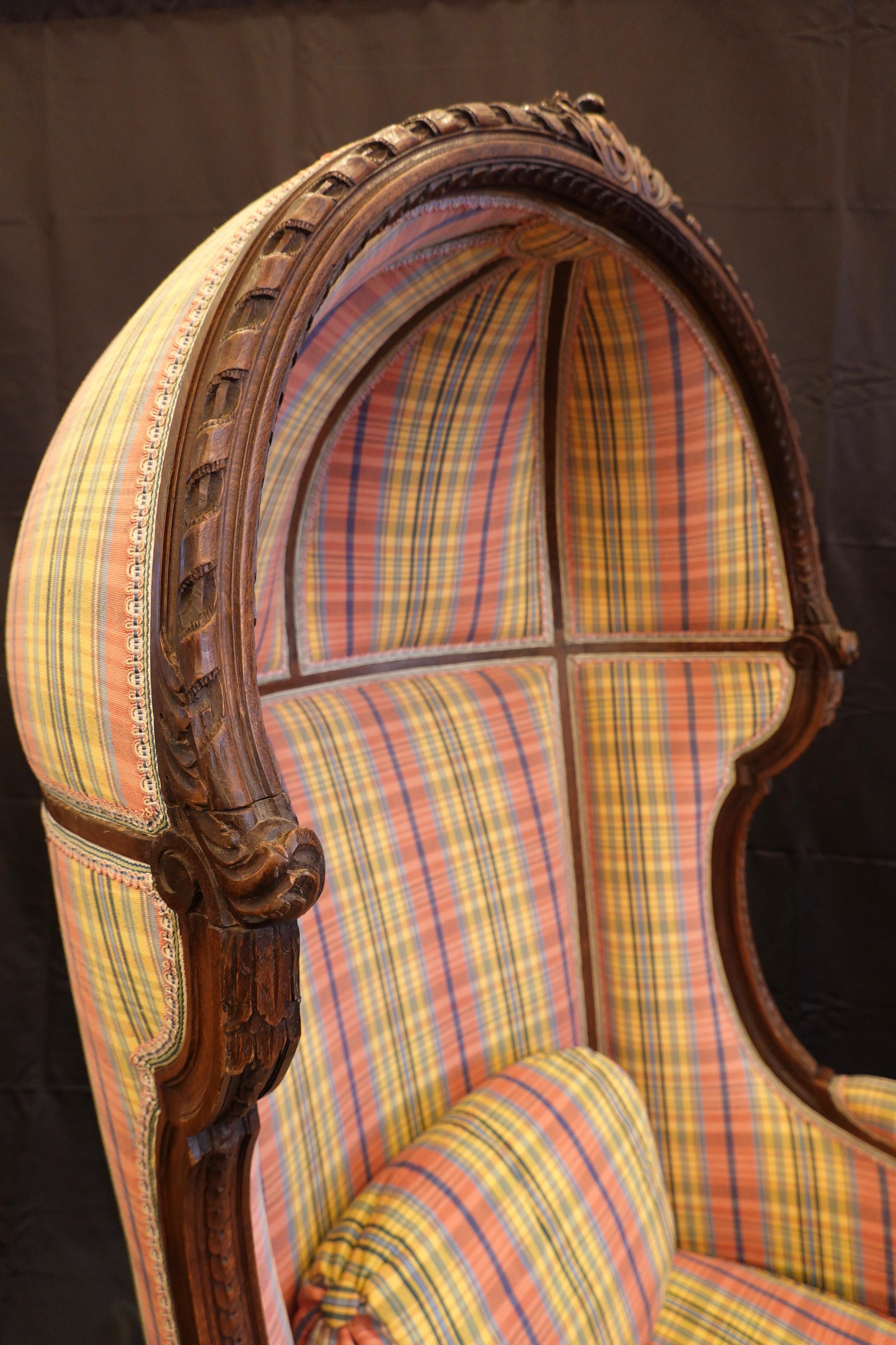 Paar Porter-Stühle im Louis-XVI.-Stil aus geschnitztem Nussbaumholz (19. Jahrhundert) im Angebot