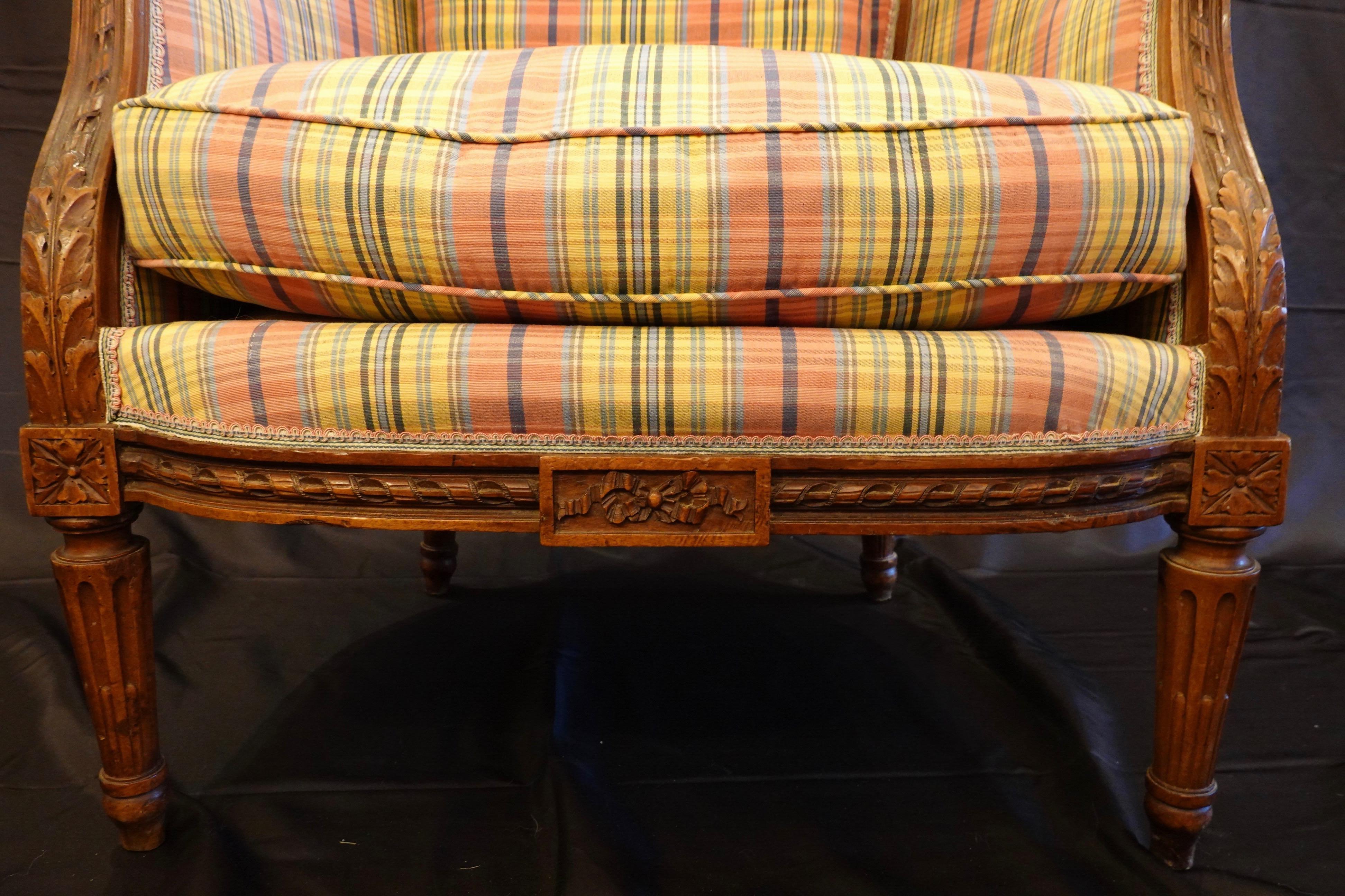 Paar Porter-Stühle im Louis-XVI.-Stil aus geschnitztem Nussbaumholz (Walnuss) im Angebot