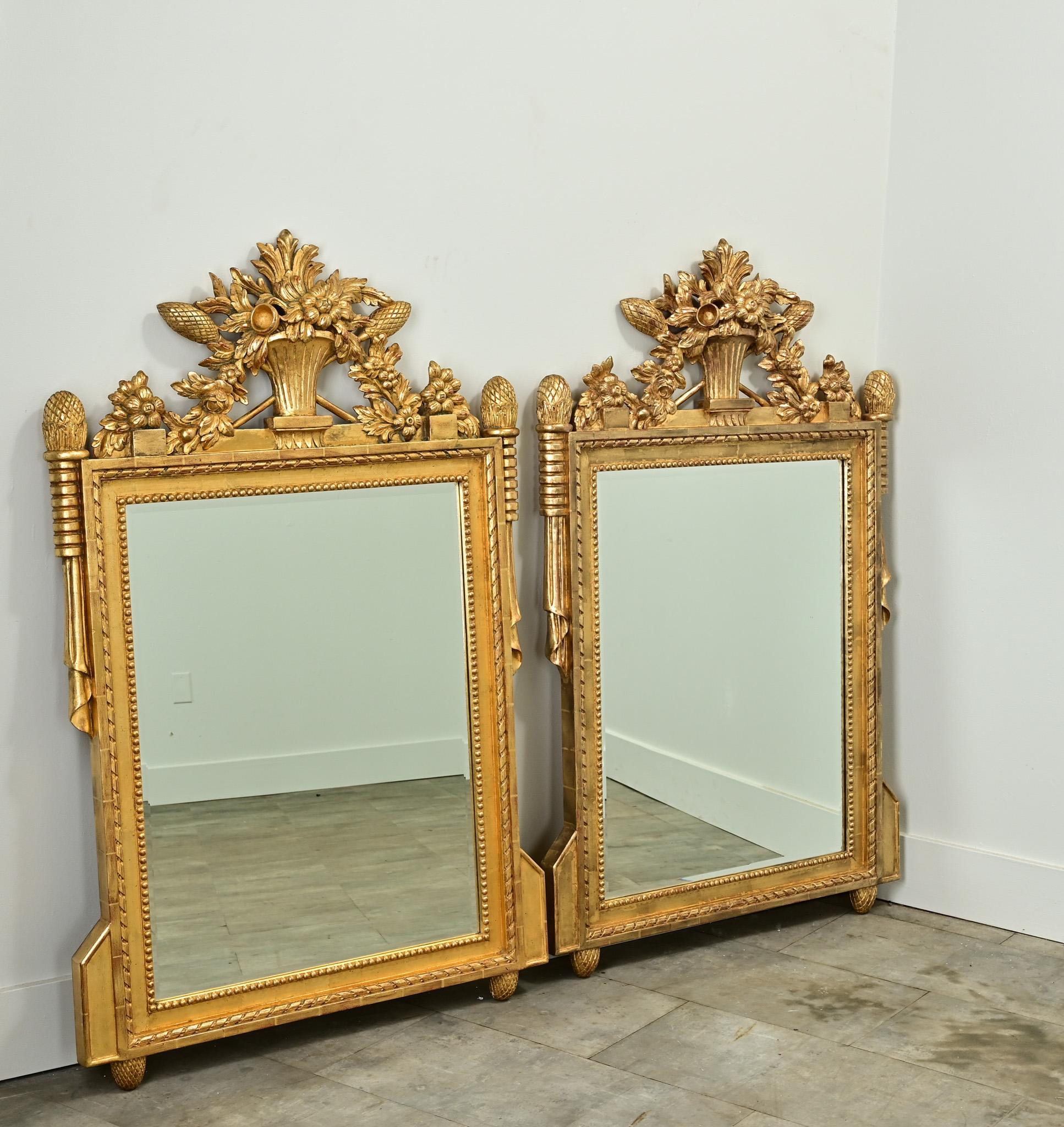 Paire de miroirs de reproduction de style Louis XVI Bon état - En vente à Baton Rouge, LA