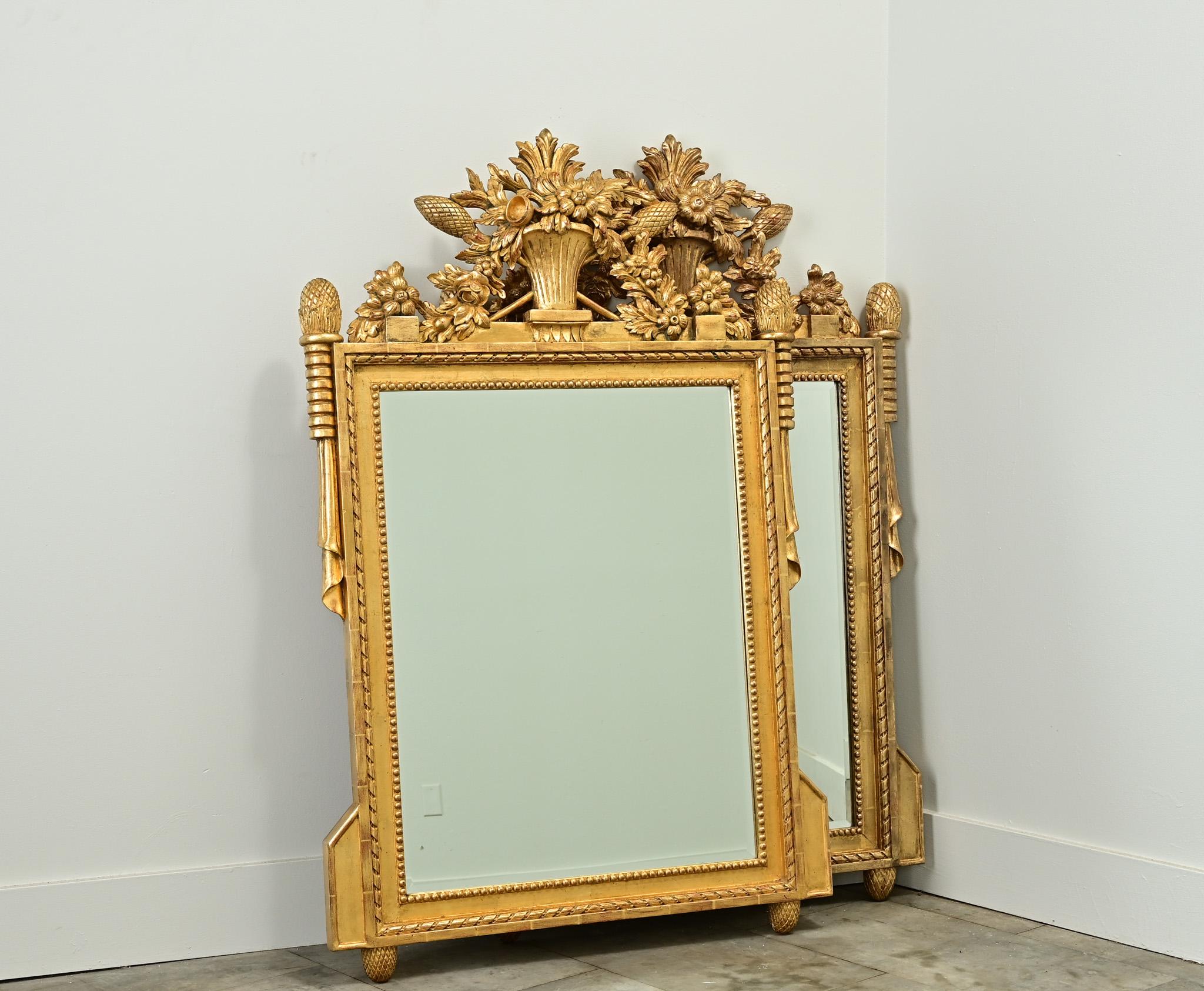 20ième siècle Paire de miroirs de reproduction de style Louis XVI en vente