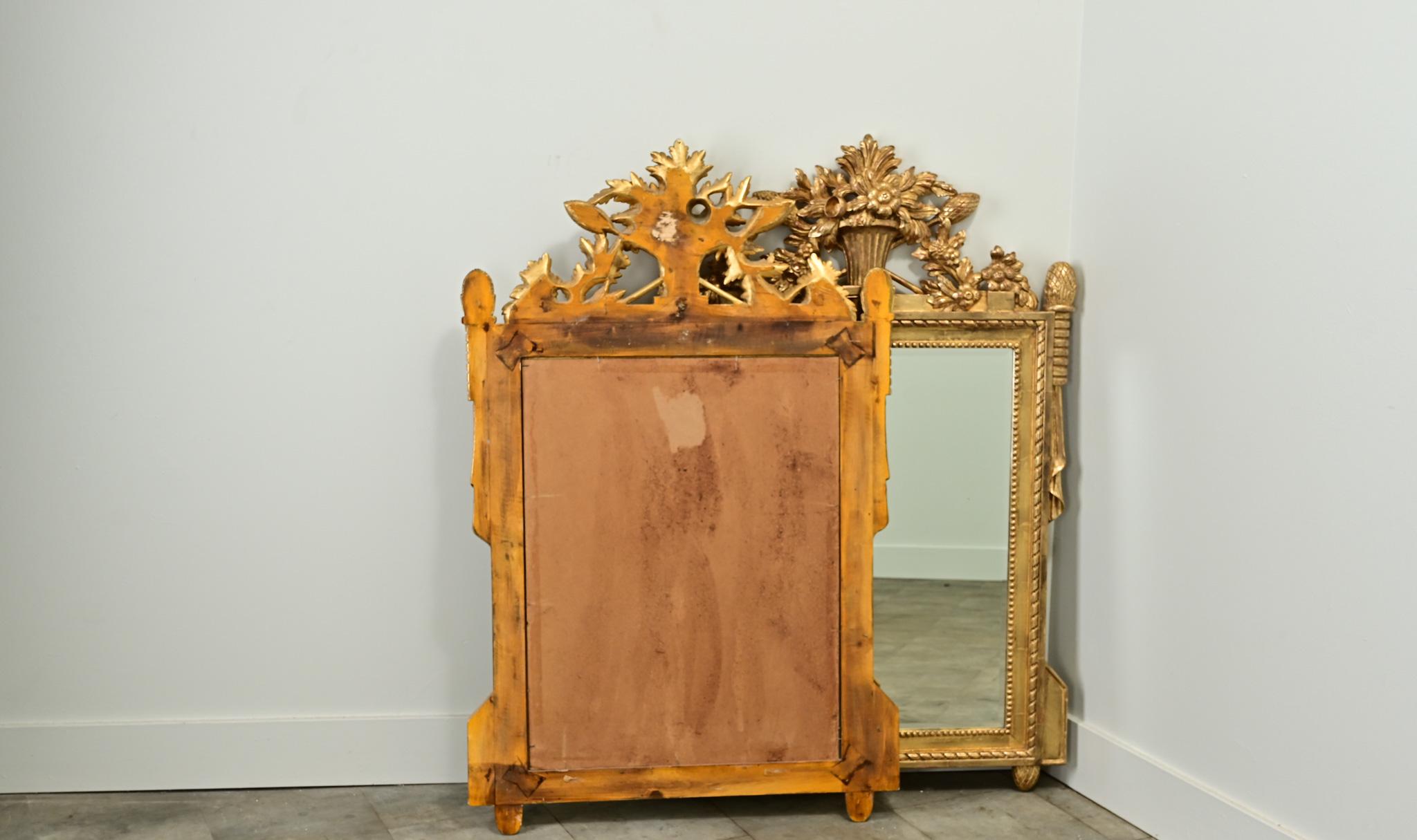 Bois doré Paire de miroirs de reproduction de style Louis XVI en vente