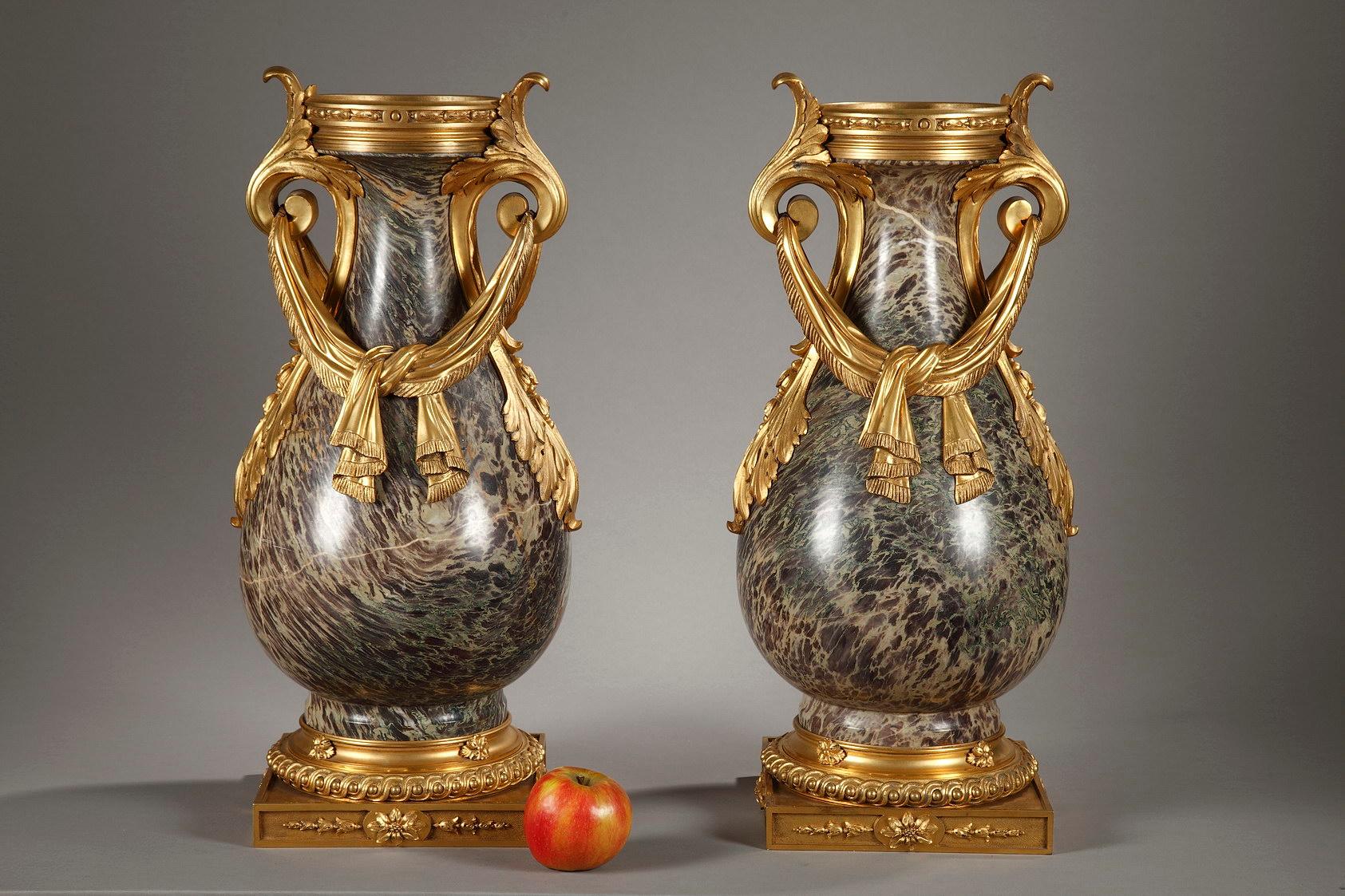 Luigi XVI Pair of Louis XVI style Russia Jasper Vases, 19th century in vendita