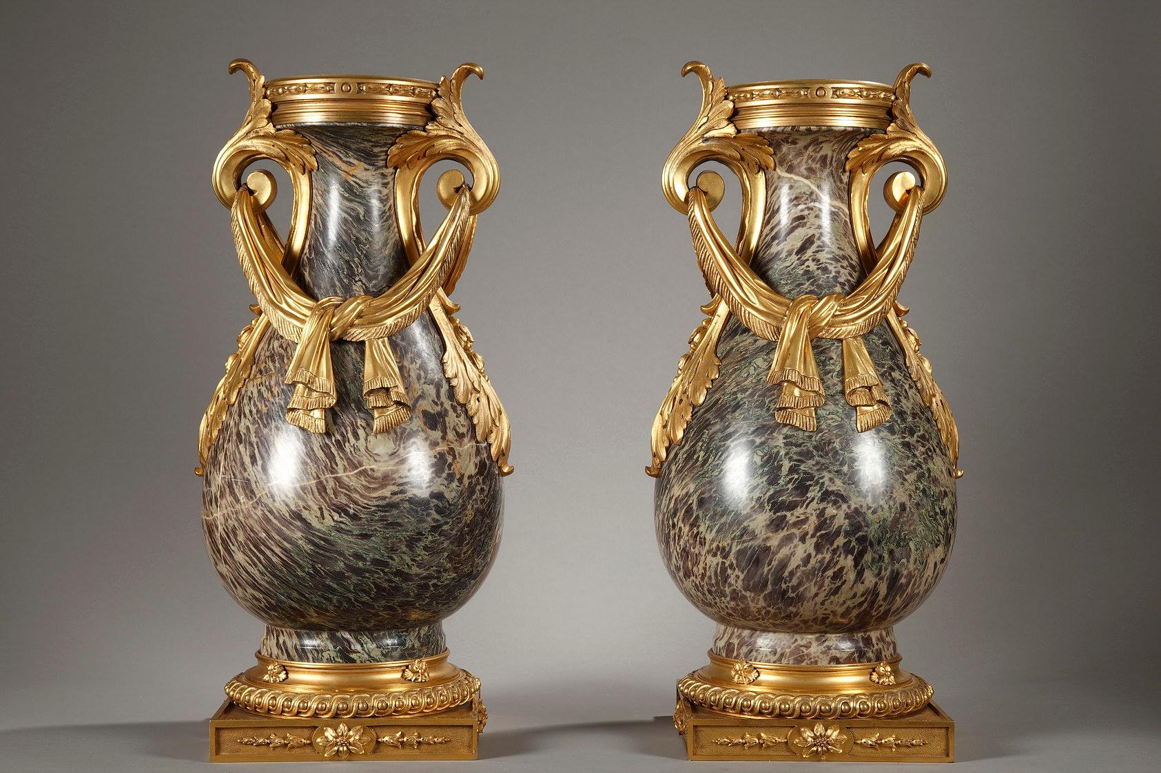 Francese Pair of Louis XVI style Russia Jasper Vases, 19th century in vendita