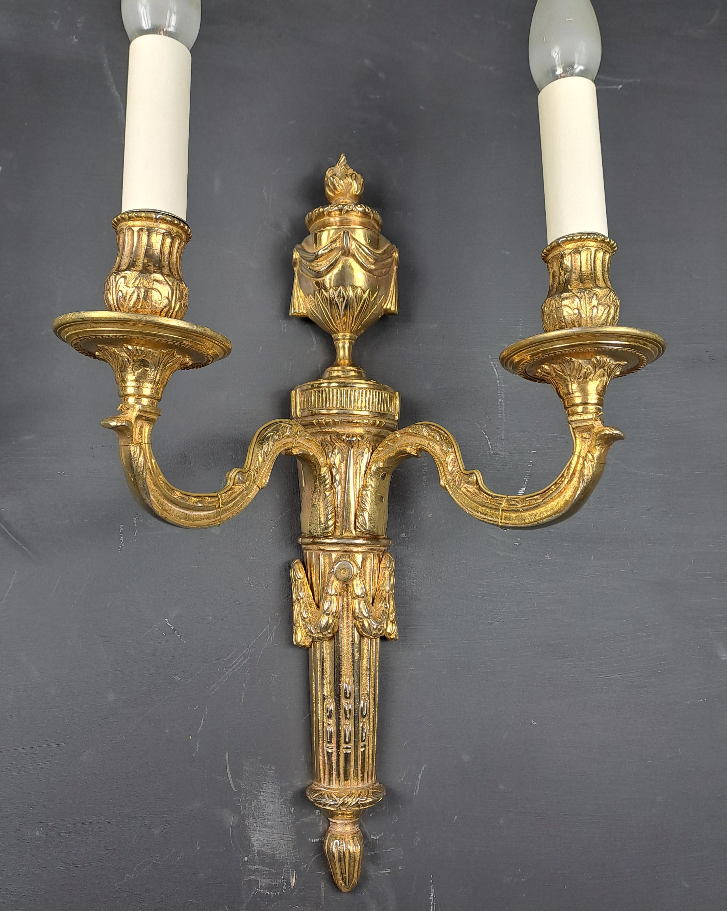 Paar Wandleuchter im Louis-XVI.-Stil aus vergoldeter Bronze im Angebot 3