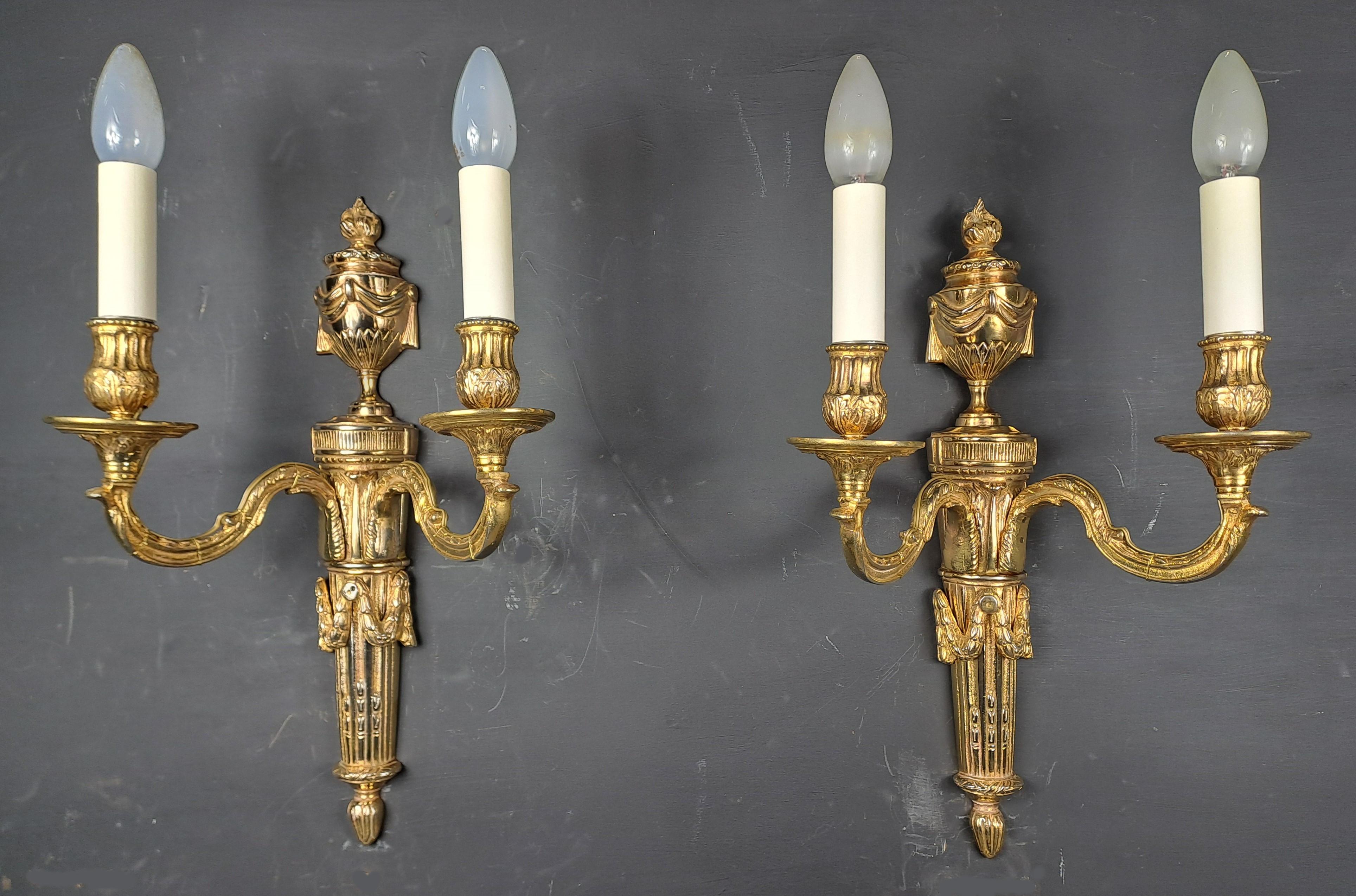 Paar Wandleuchter im Louis-XVI.-Stil aus vergoldeter Bronze im Angebot 4