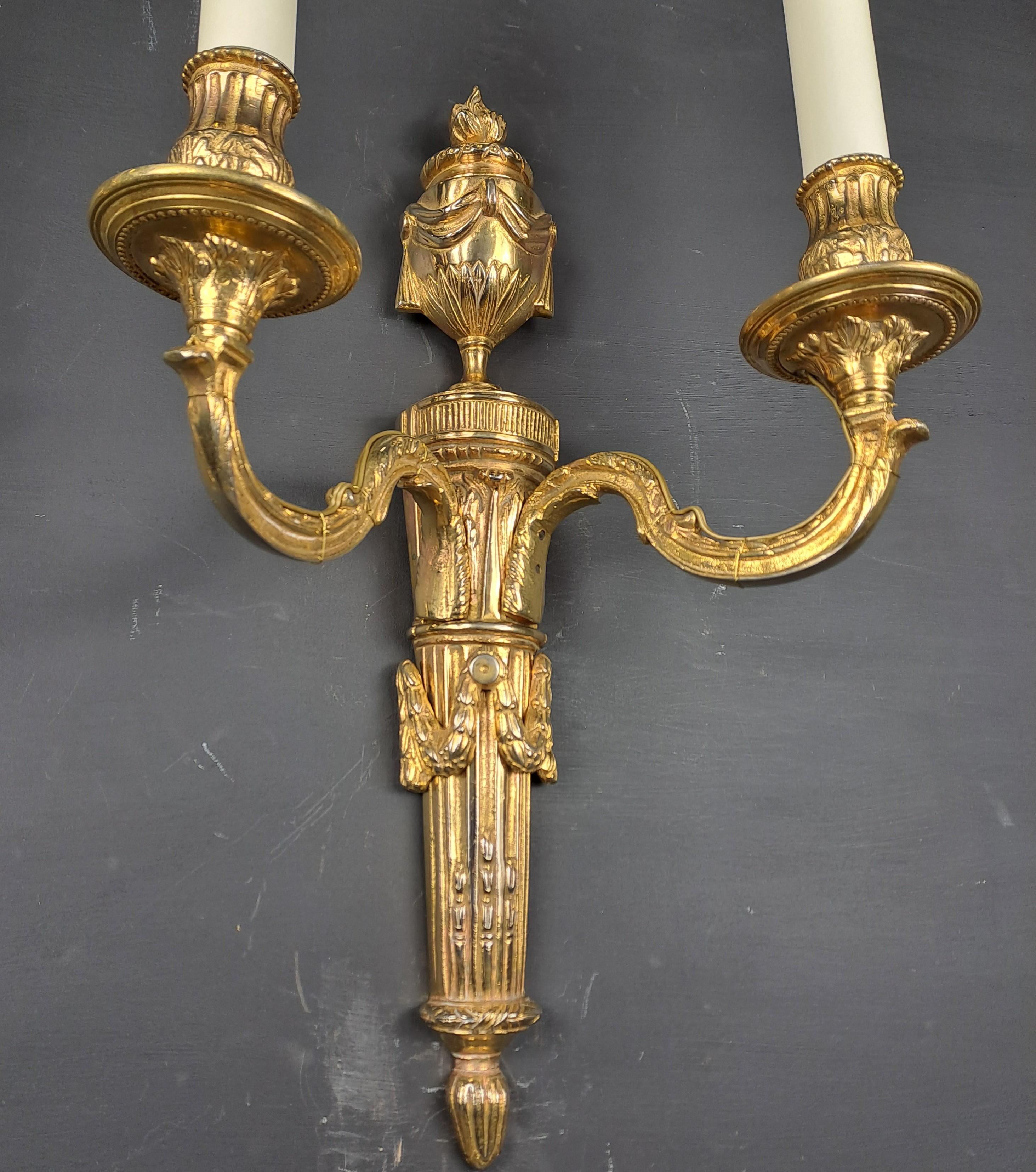 Paar Wandleuchter im Louis-XVI.-Stil aus vergoldeter Bronze im Angebot 5