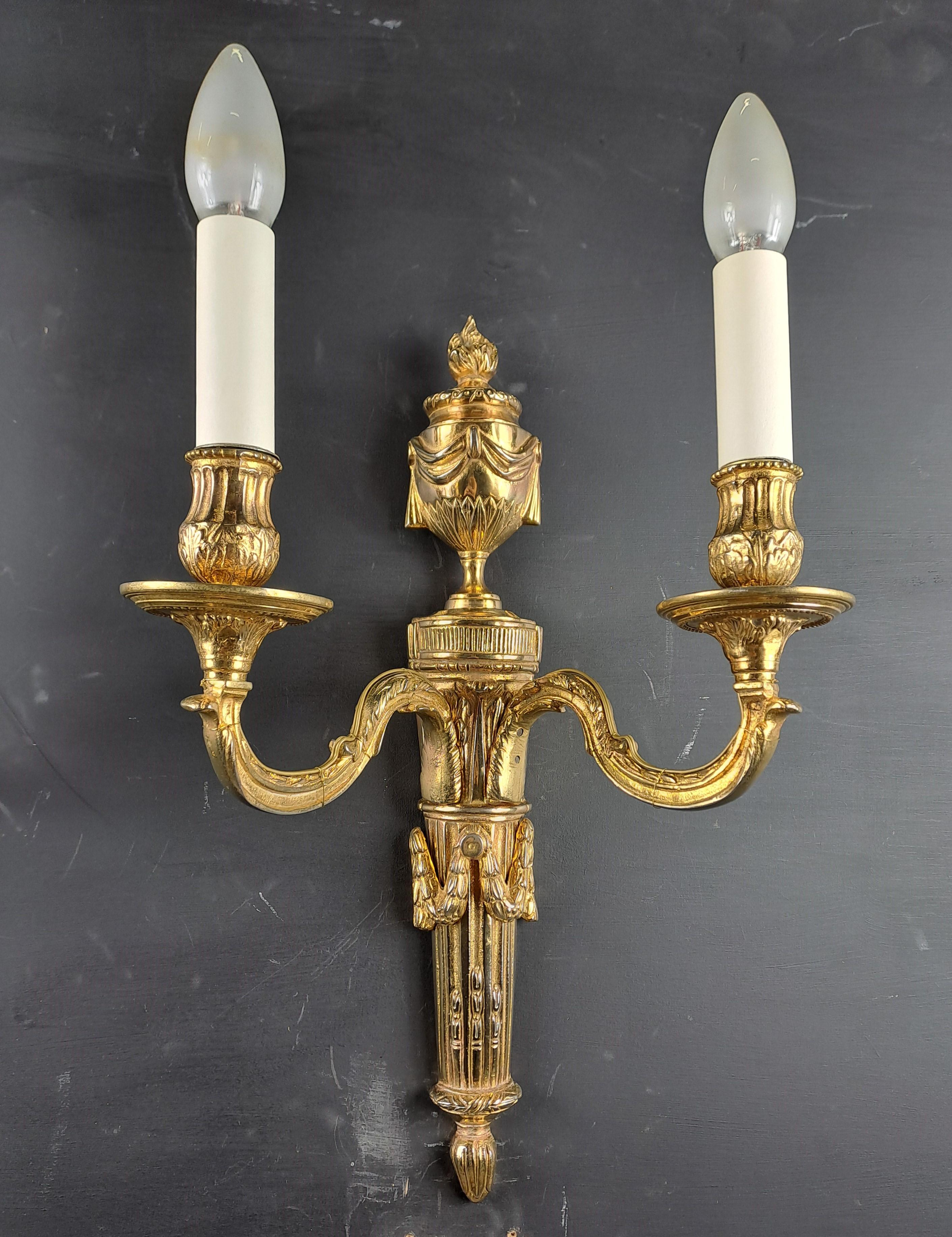 Paar Wandleuchter im Louis-XVI.-Stil aus vergoldeter Bronze (Louis XVI.) im Angebot
