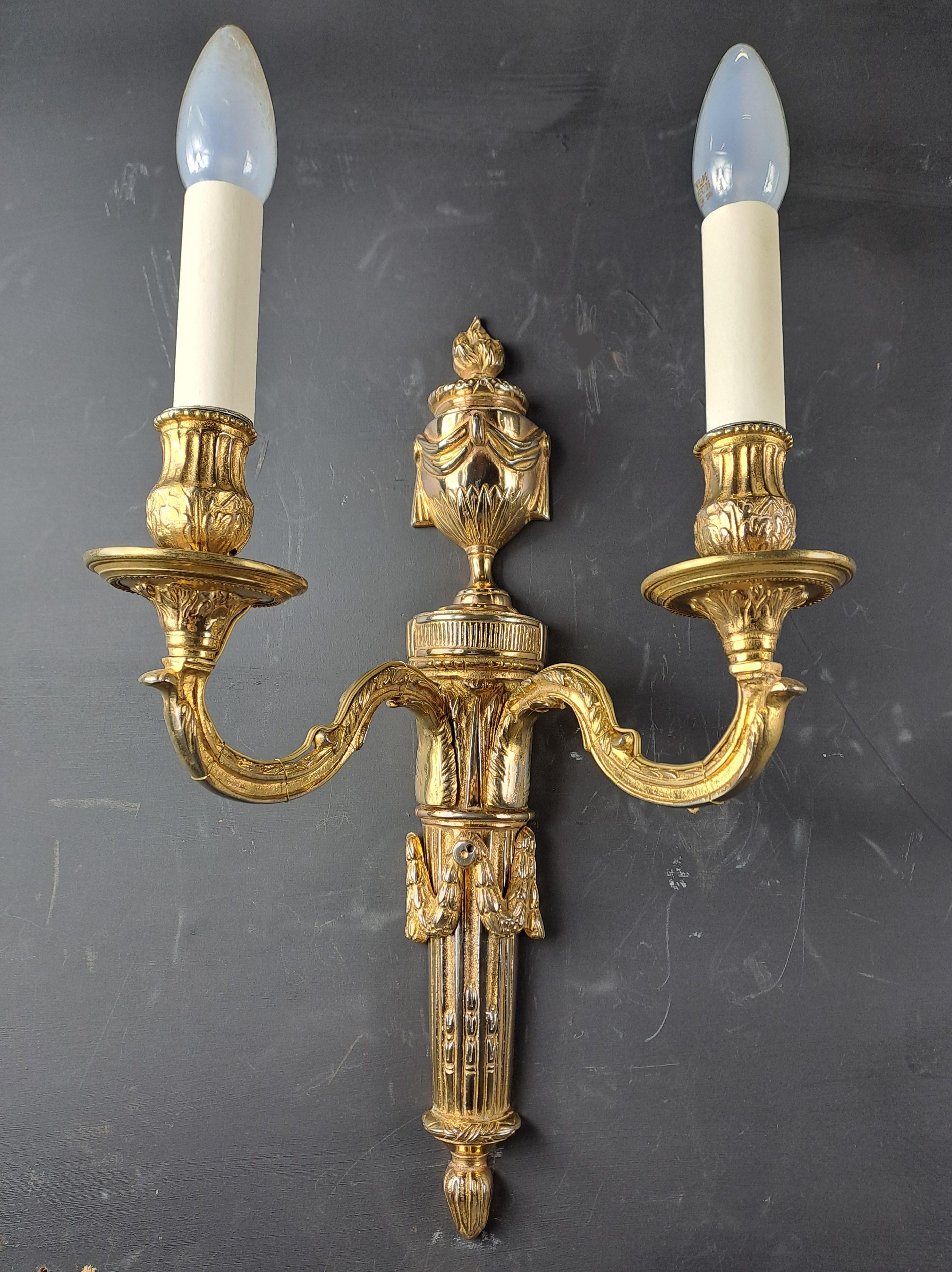 Paar Wandleuchter im Louis-XVI.-Stil aus vergoldeter Bronze (Französisch) im Angebot