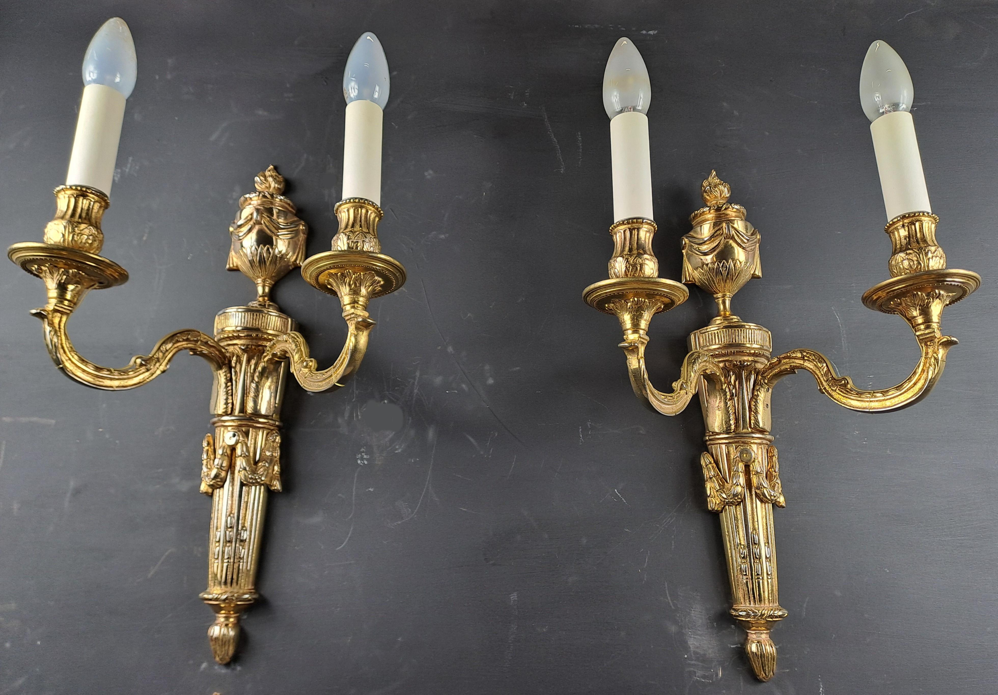 Paar Wandleuchter im Louis-XVI.-Stil aus vergoldeter Bronze (Vergoldet) im Angebot