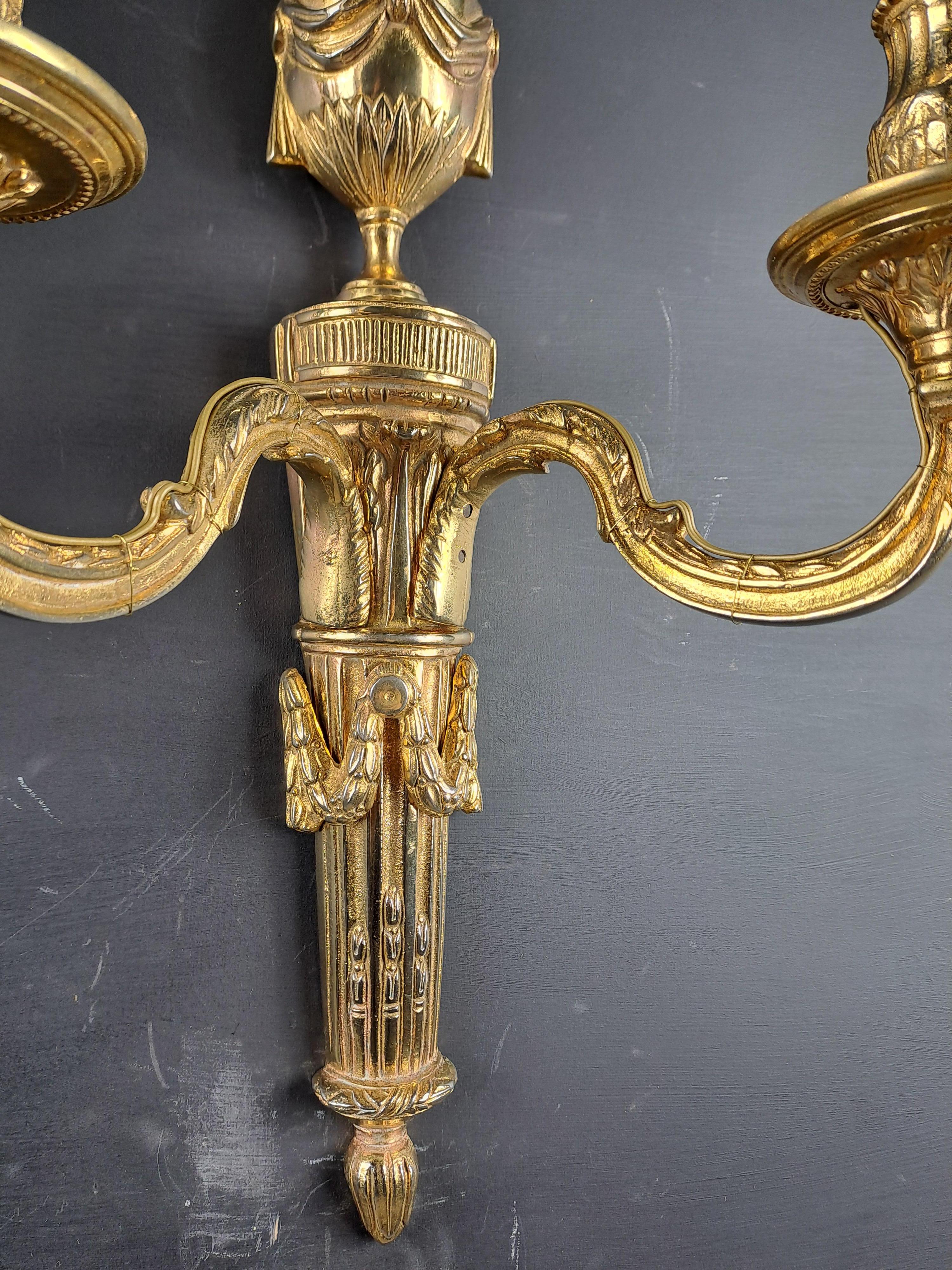 Paar Wandleuchter im Louis-XVI.-Stil aus vergoldeter Bronze im Zustand „Gut“ im Angebot in BARSAC, FR