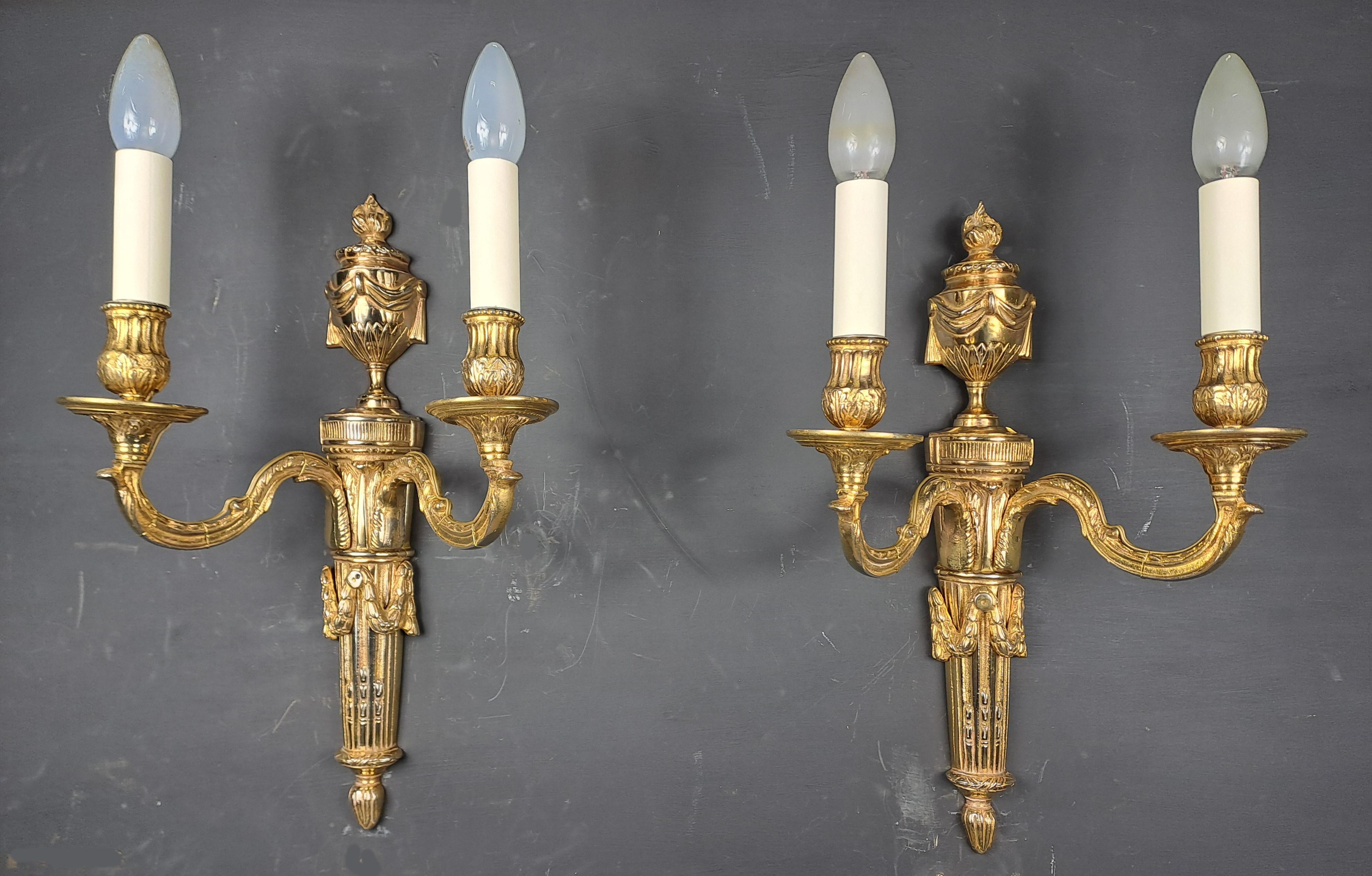 Bronzo Coppia di sconsole in stile Luigi XVI in bronzo dorato in vendita
