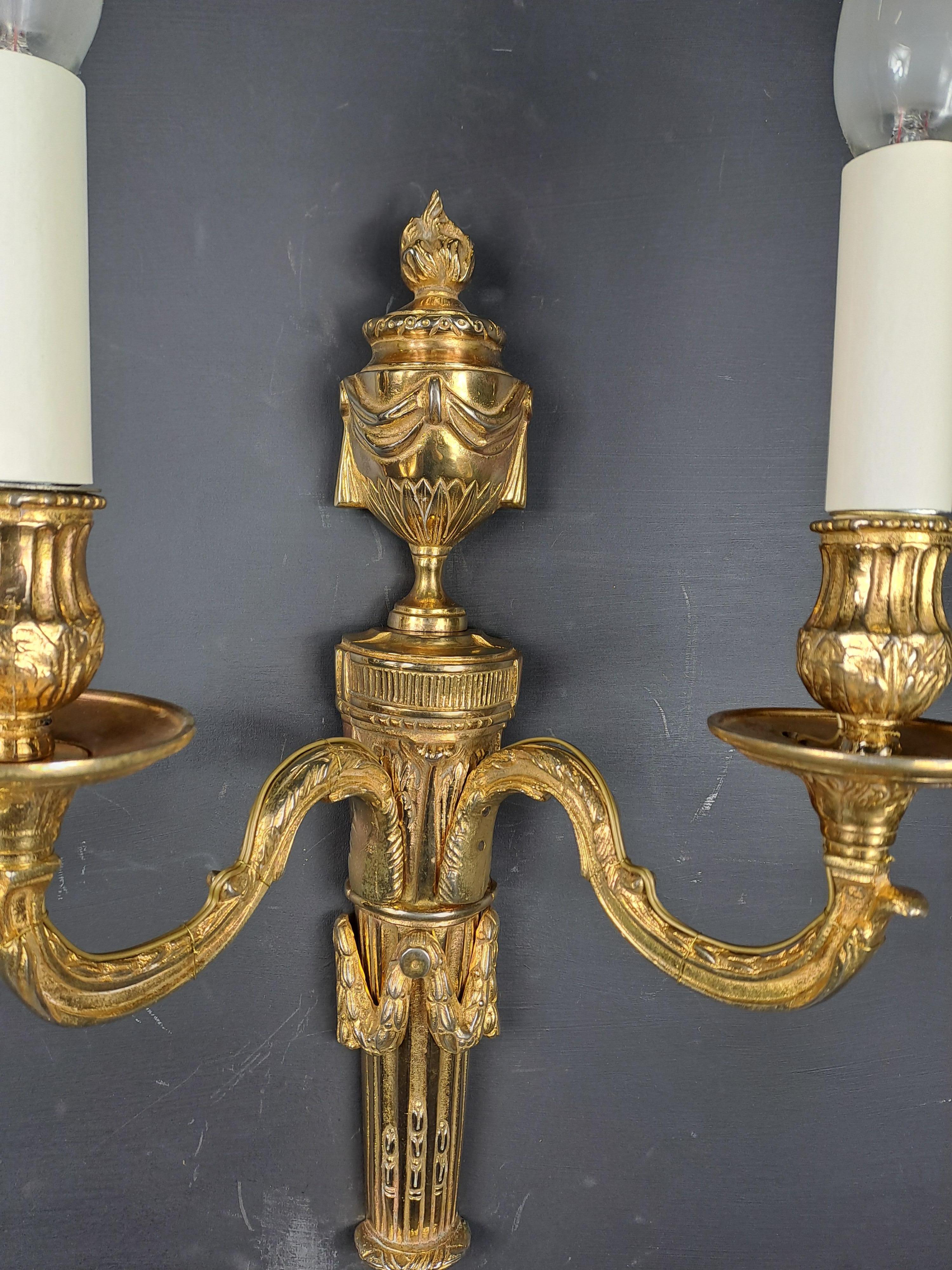 Paar Wandleuchter im Louis-XVI.-Stil aus vergoldeter Bronze im Angebot 2