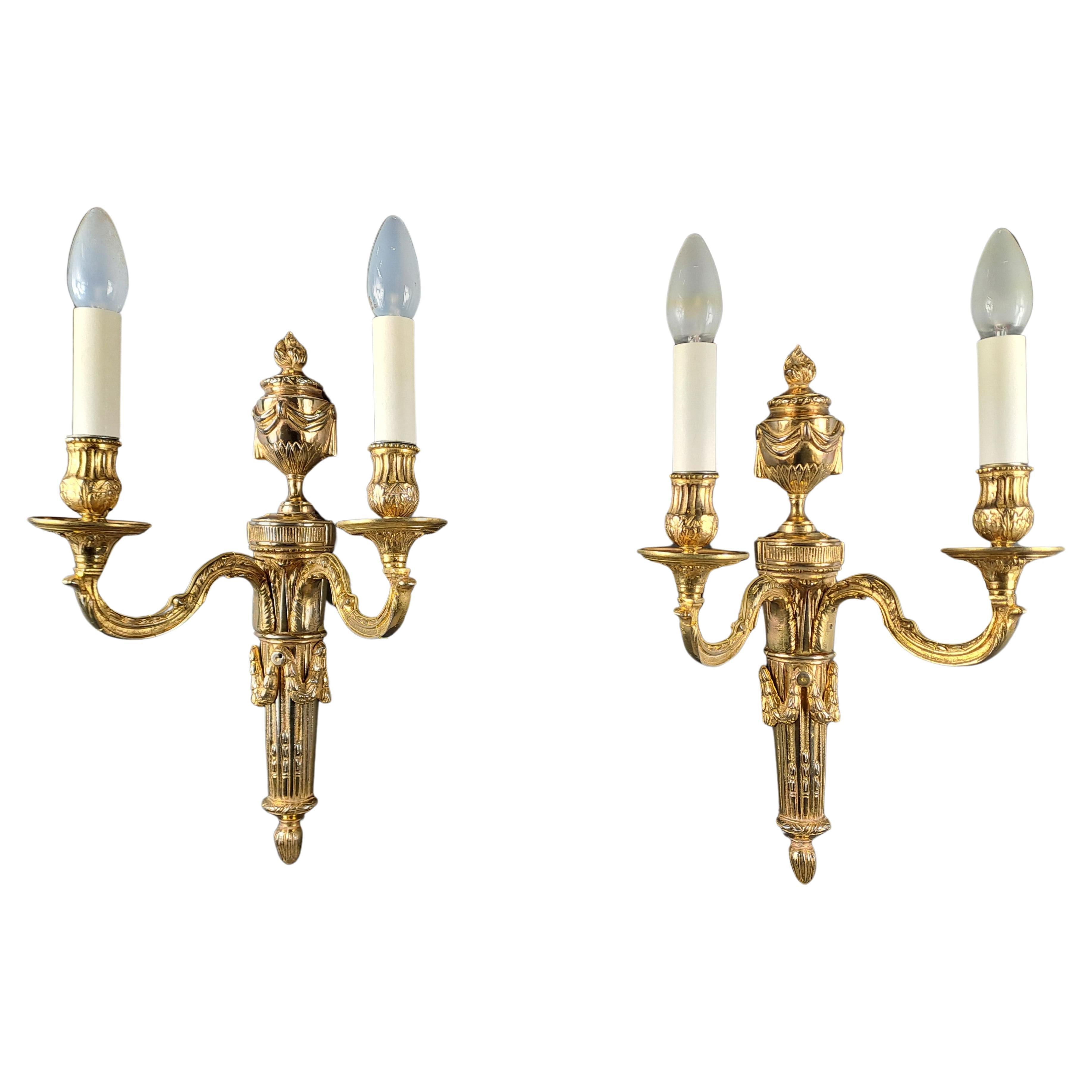 Paar Wandleuchter im Louis-XVI.-Stil aus vergoldeter Bronze im Angebot