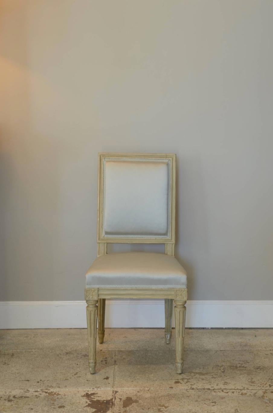 Paire de chaises de style Louis XVI chic par Armand-Albert Rateau.

Estampillé A A RATEAU et numéroté.

Armand-Albert Rateau (1882 - 1938) était un fabricant de meubles et un architecte d'intérieur français. En 2006, The Grove Encyclopedia of