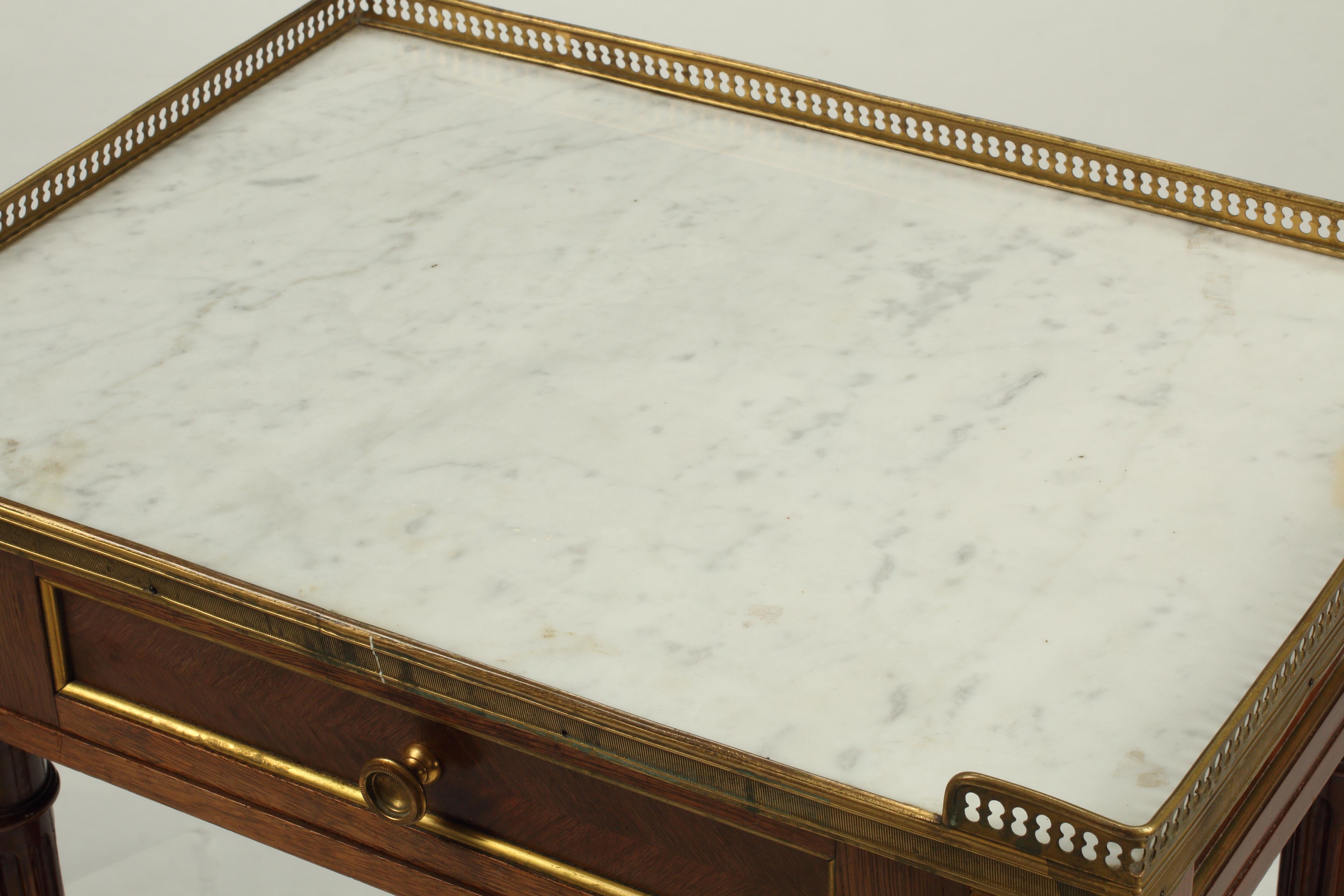 Zwei schöne Beistell- oder Nachttische im Louis XVI-Stil mit einer Schublade, eleganten weißen Marmorplatten und Messinggalerien. Typisch für Möbel im Stil Ludwigs XVI. oder des Neoklassizismus wird jeder Tisch von langen, schmalen Beinen getragen,