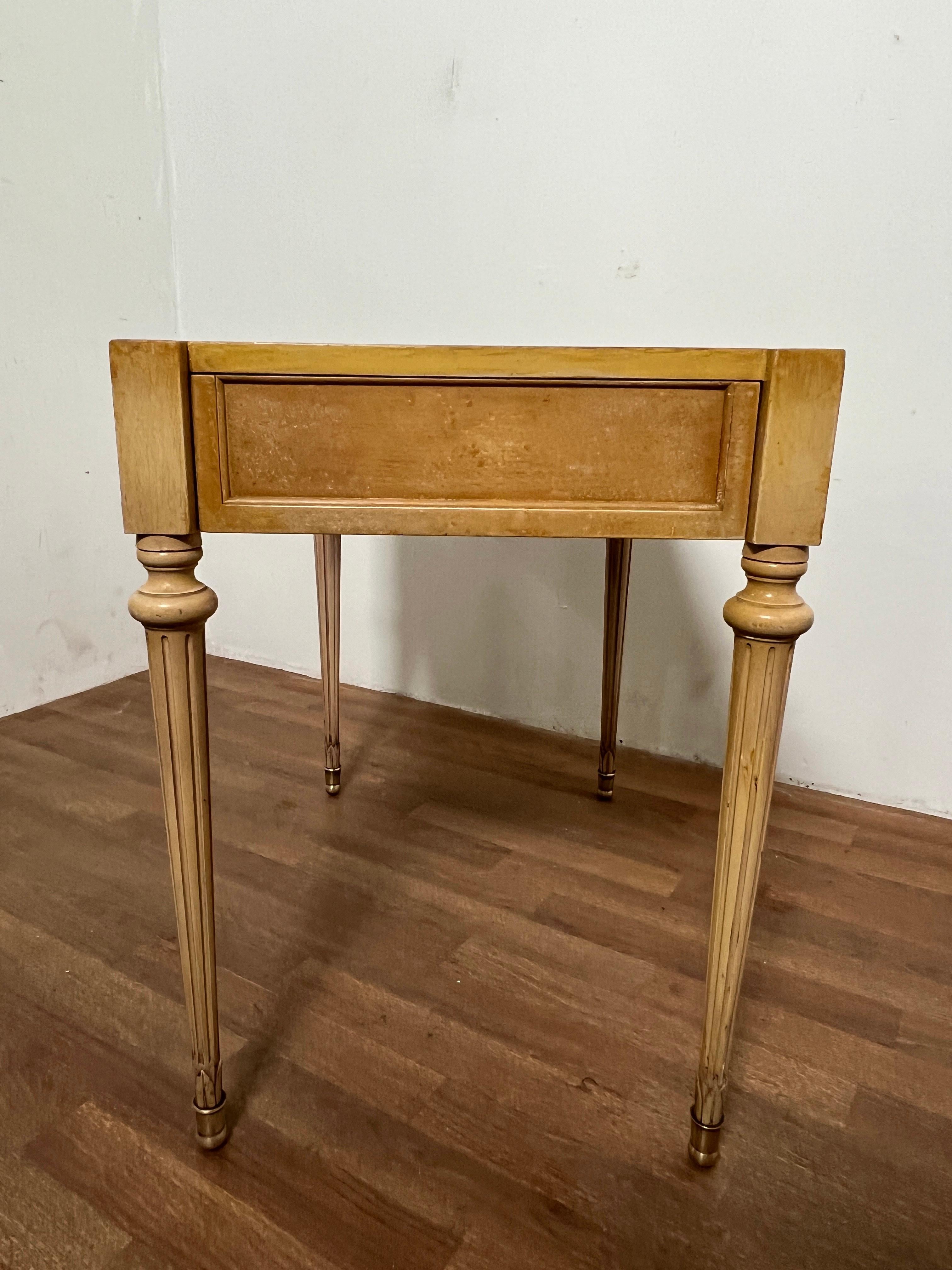 Paire de tables d'appoint de style Louis XVI avec plateaux en cuir par F & G Furniture, années 1950 en vente 5