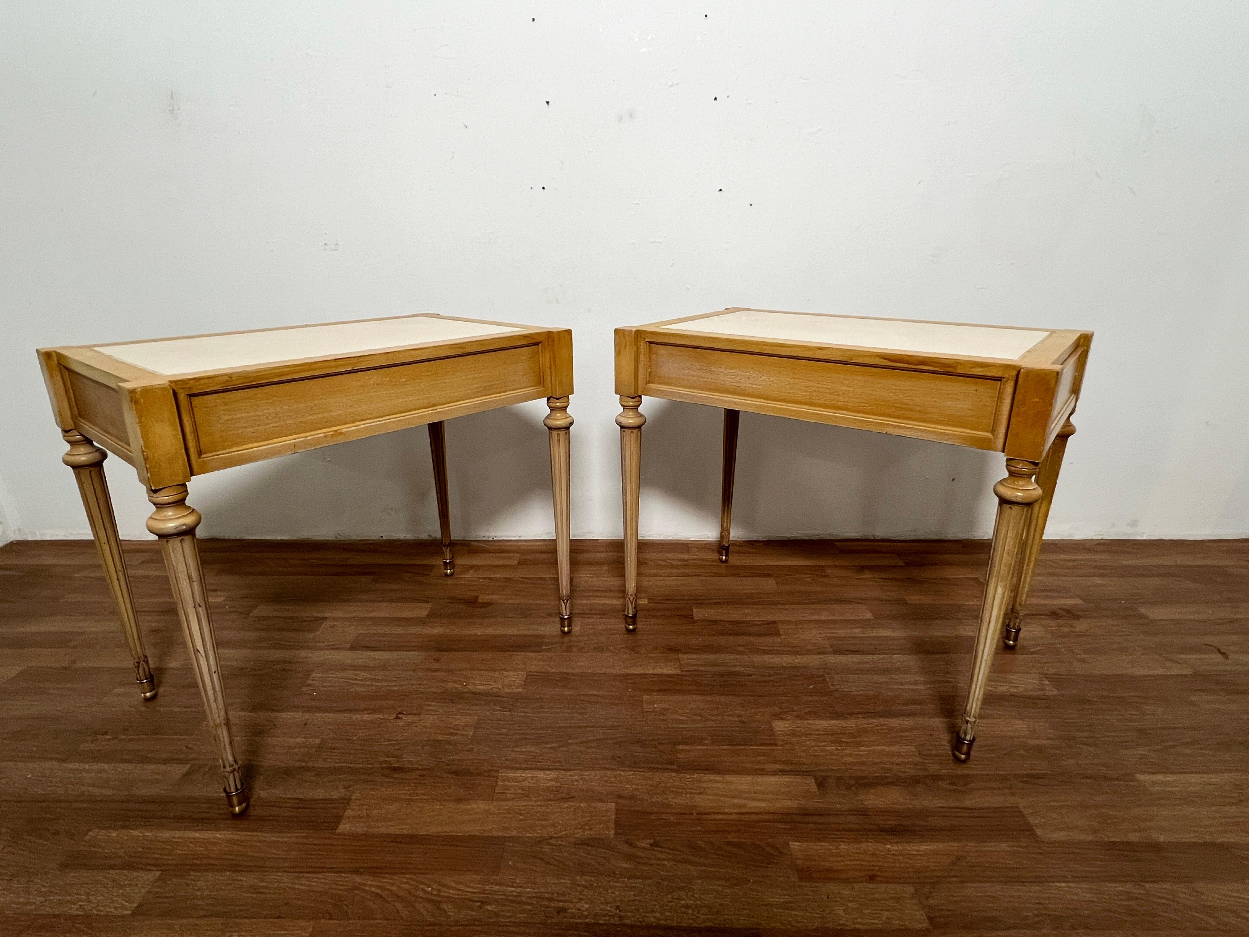 Paire de tables d'appoint de style Louis XVI avec plateaux en cuir par F & G Furniture, années 1950 en vente 7