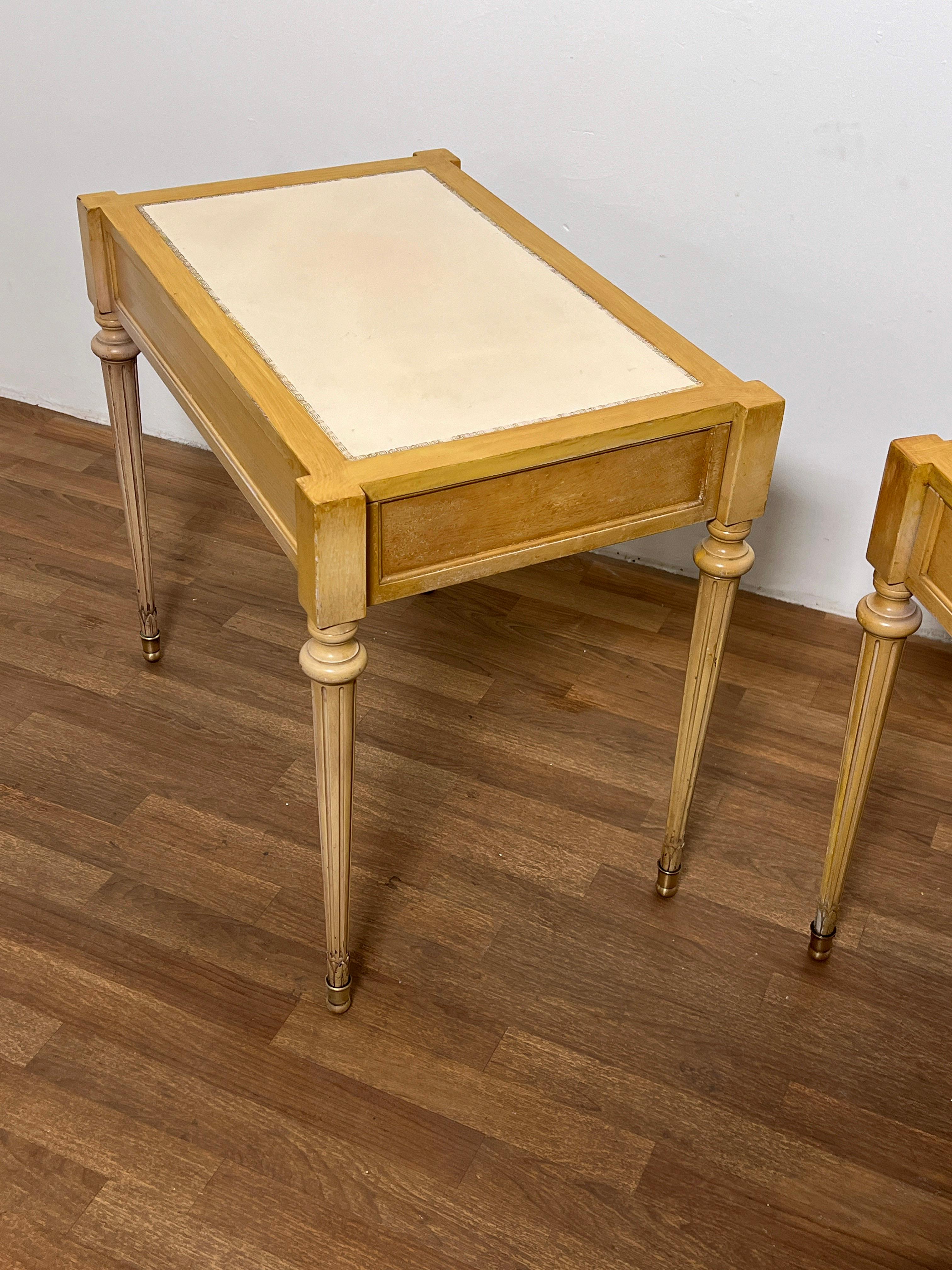 Paire de tables de lampe de style Louis XVI, chacune avec un seul tiroir et des dessus en cuir blanc, par Adolfo Genovese pour F & G Handmade Furniture de Cambridge, MA, vers les années 1950.
