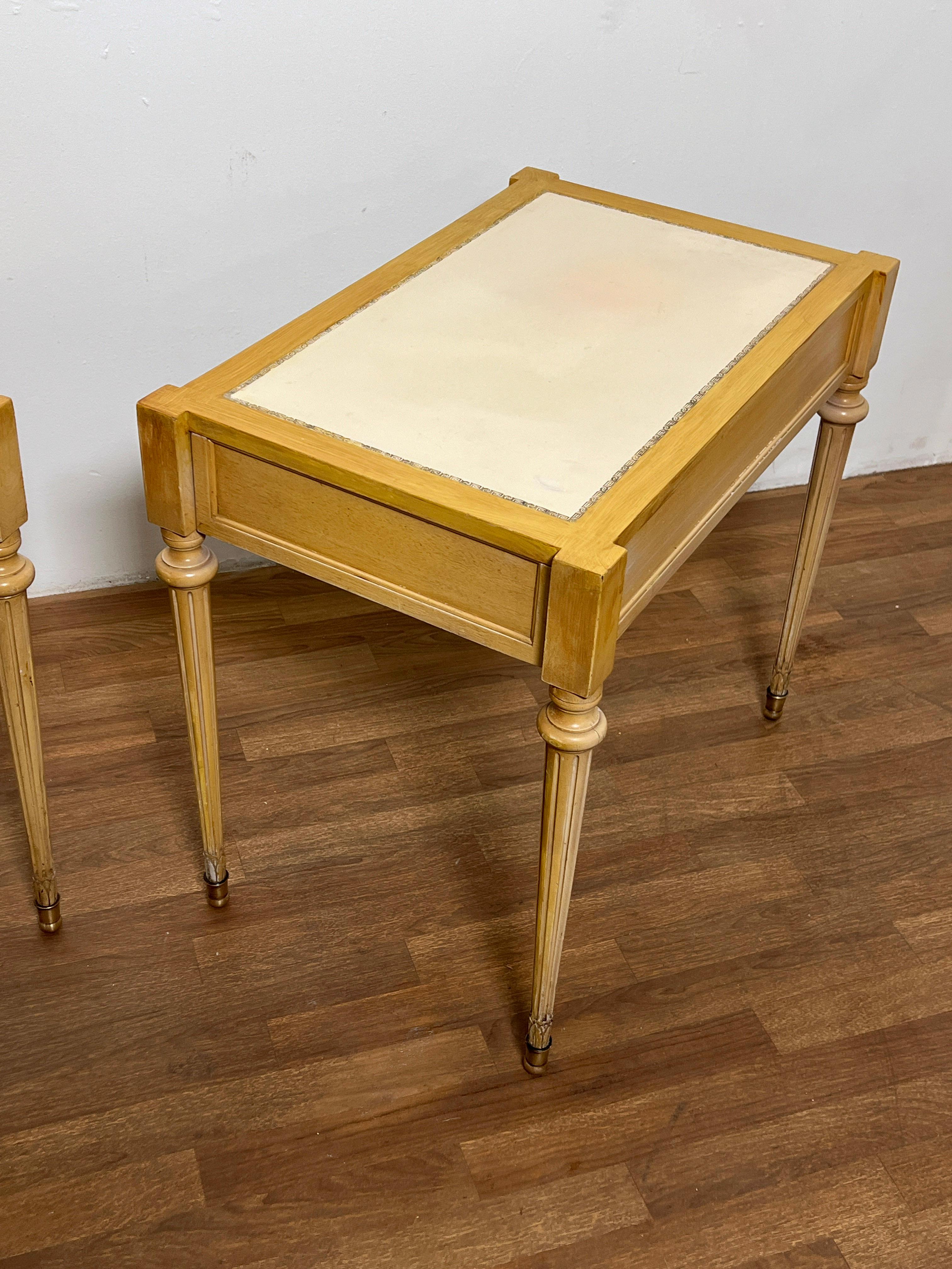 Américain Paire de tables d'appoint de style Louis XVI avec plateaux en cuir par F & G Furniture, années 1950 en vente