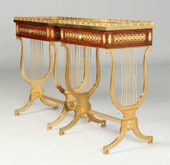 Pareja de mesas auxiliares estilo Luis XVI con base de bronce dorado en forma de lira