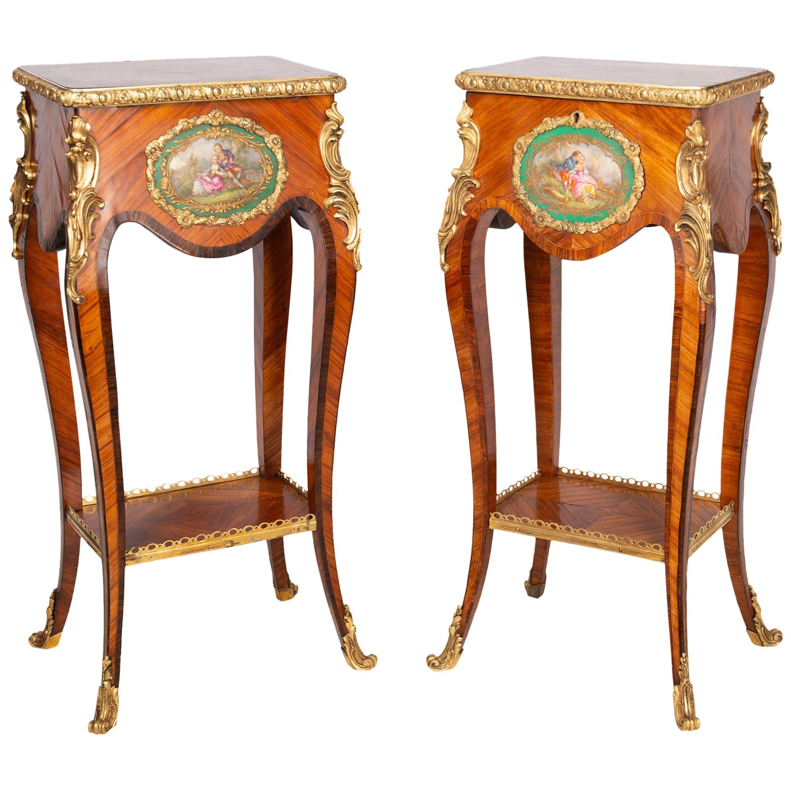 Paire de tables d'appoint de style Louis XVI avec plaques en porcelaine, datant d'environ 1890