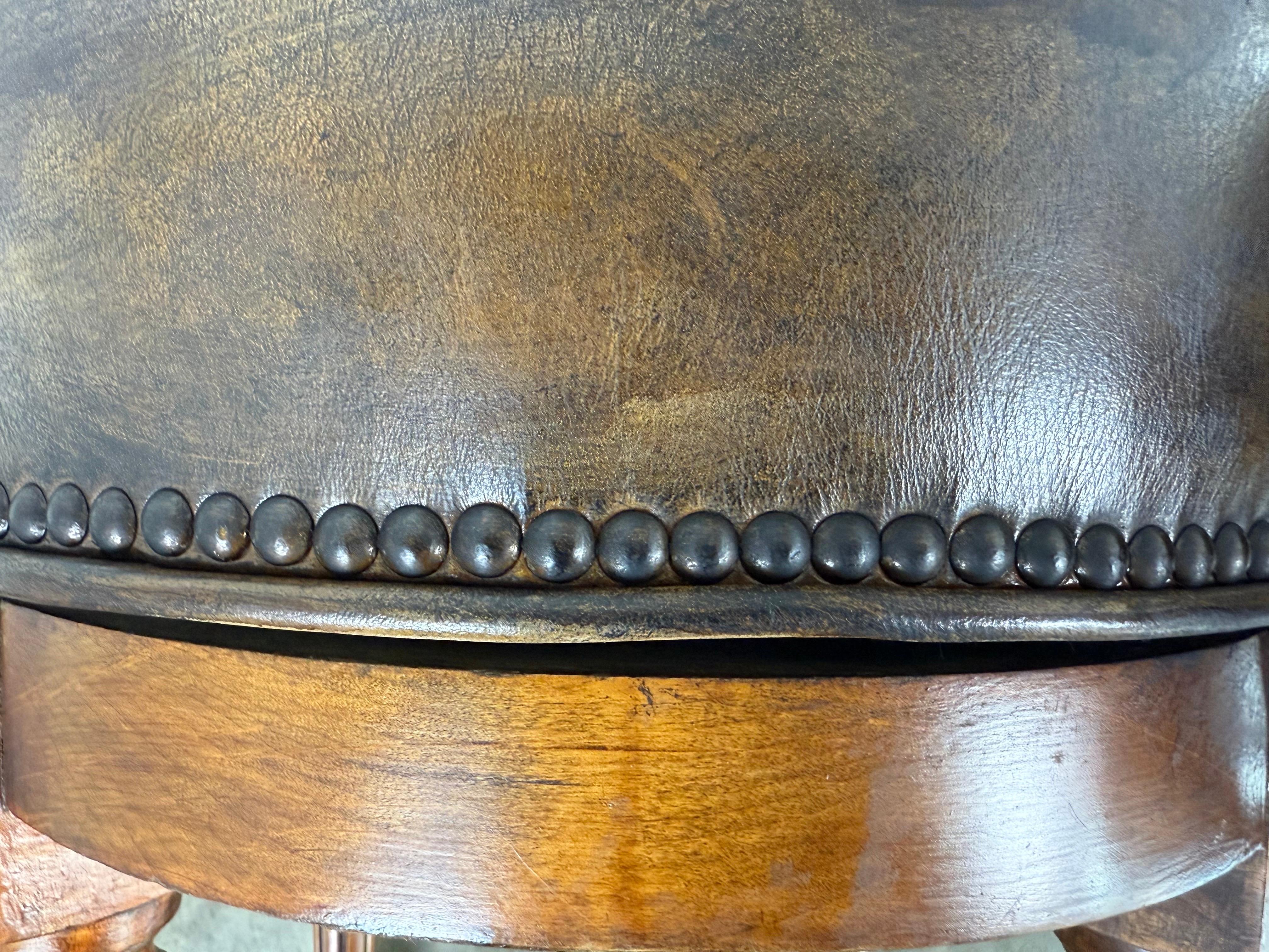 Paire de tabourets pivotants en cuir patiné de style Louis XVI, milieu du 20e siècle en vente 5