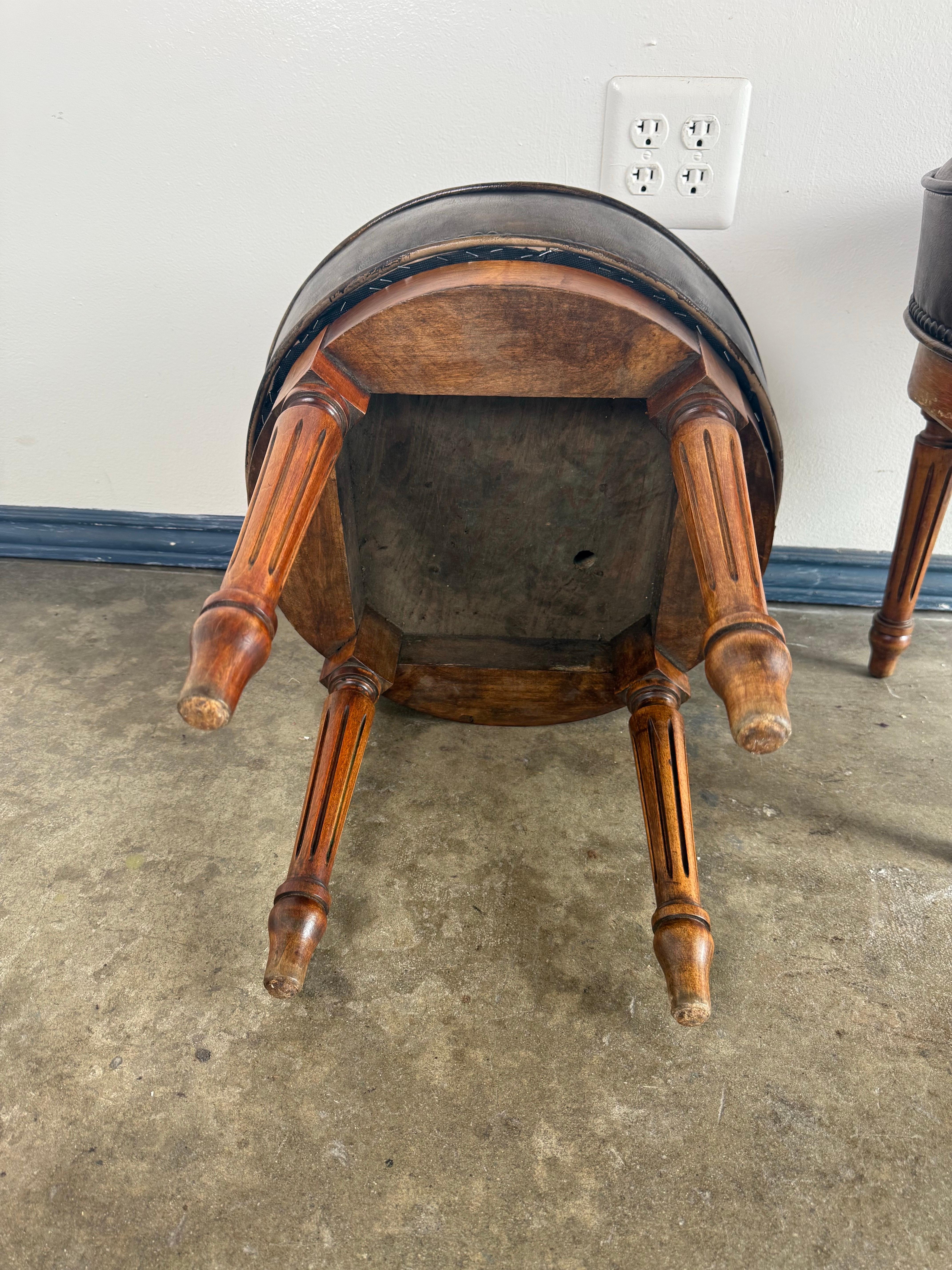 Paire de tabourets pivotants en cuir patiné de style Louis XVI, milieu du 20e siècle en vente 6