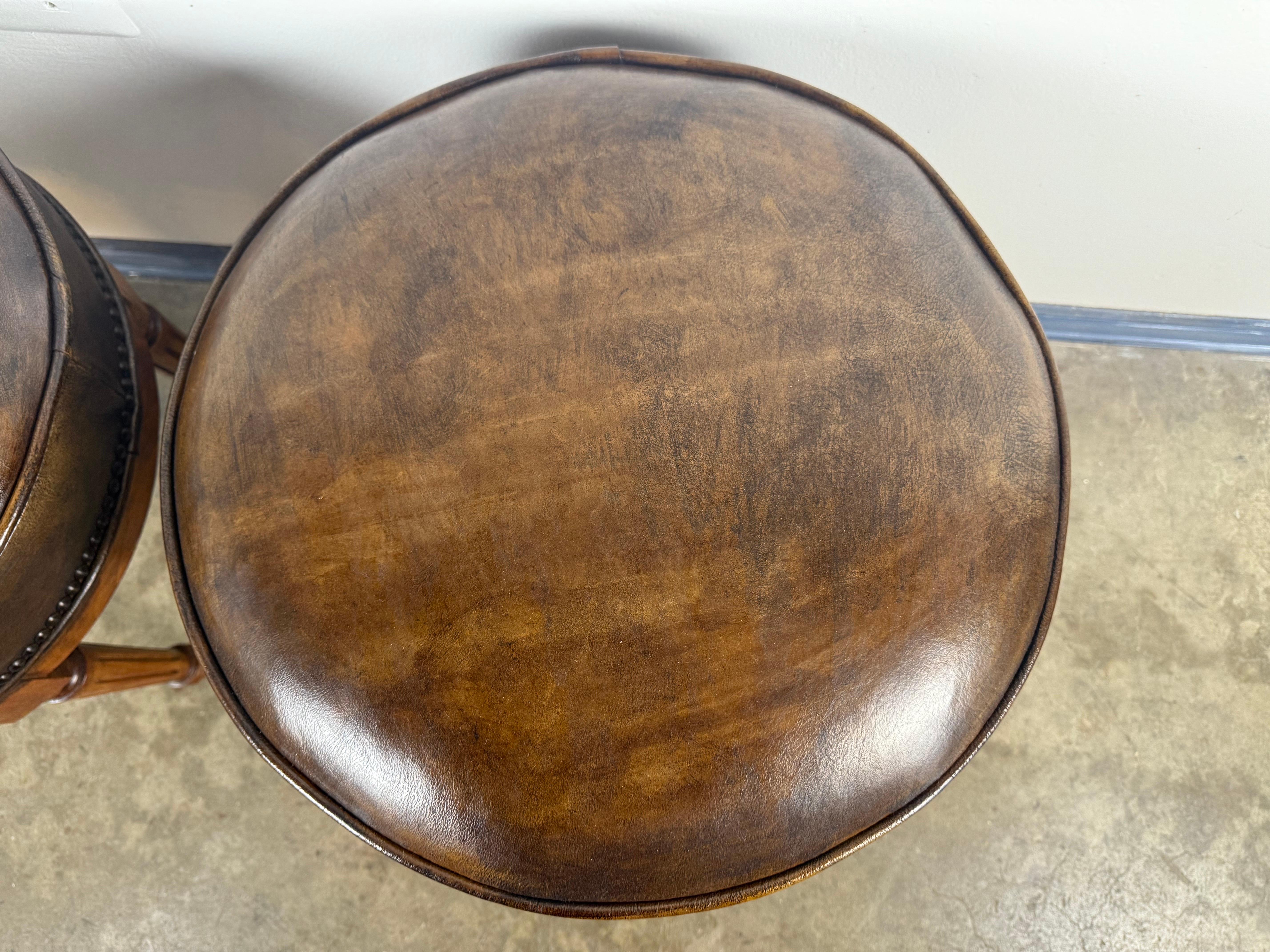 Paire de tabourets pivotants en cuir patiné de style Louis XVI, milieu du 20e siècle Abîmé - En vente à Los Angeles, CA