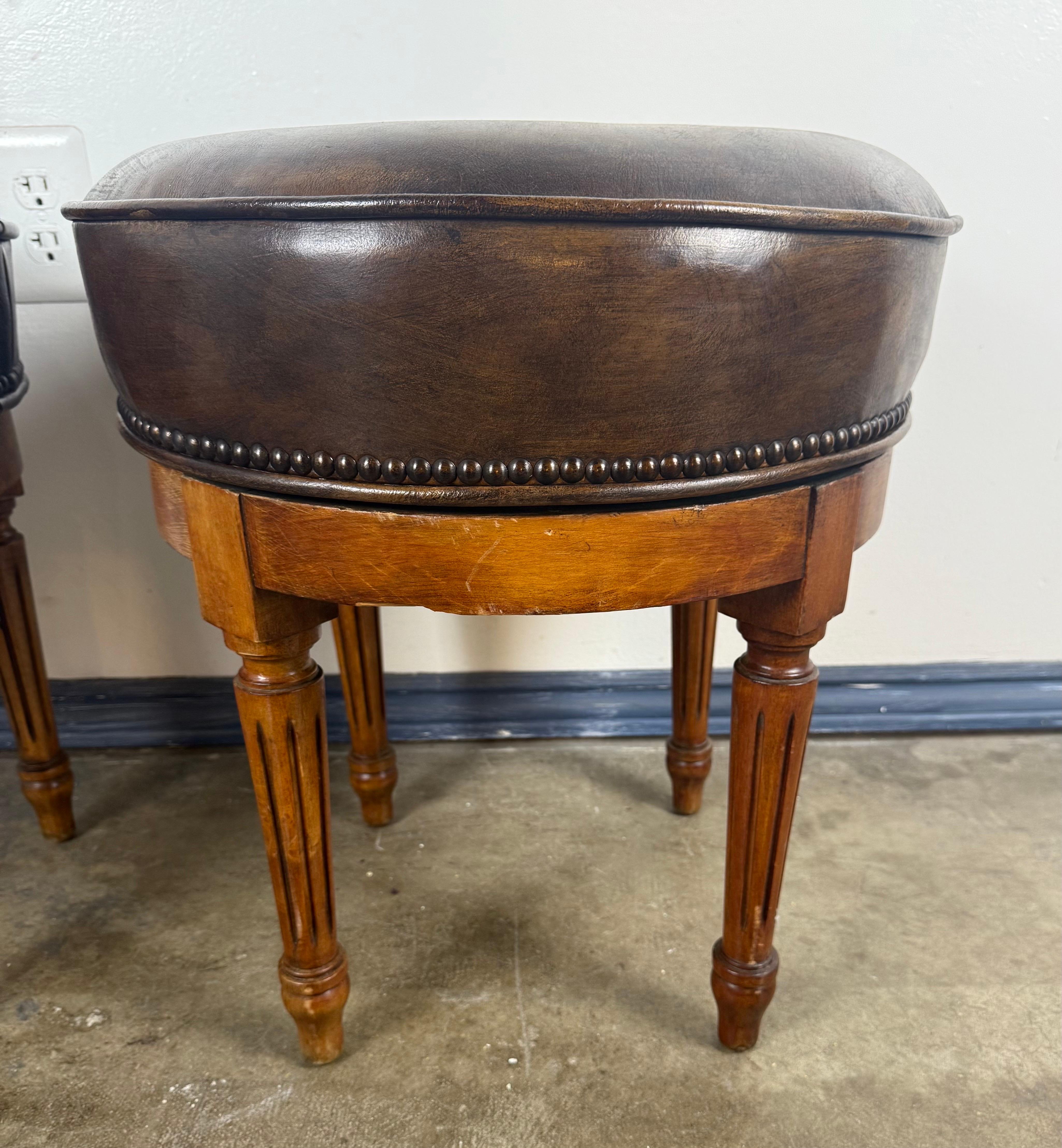 Cuir Paire de tabourets pivotants en cuir patiné de style Louis XVI, milieu du 20e siècle en vente