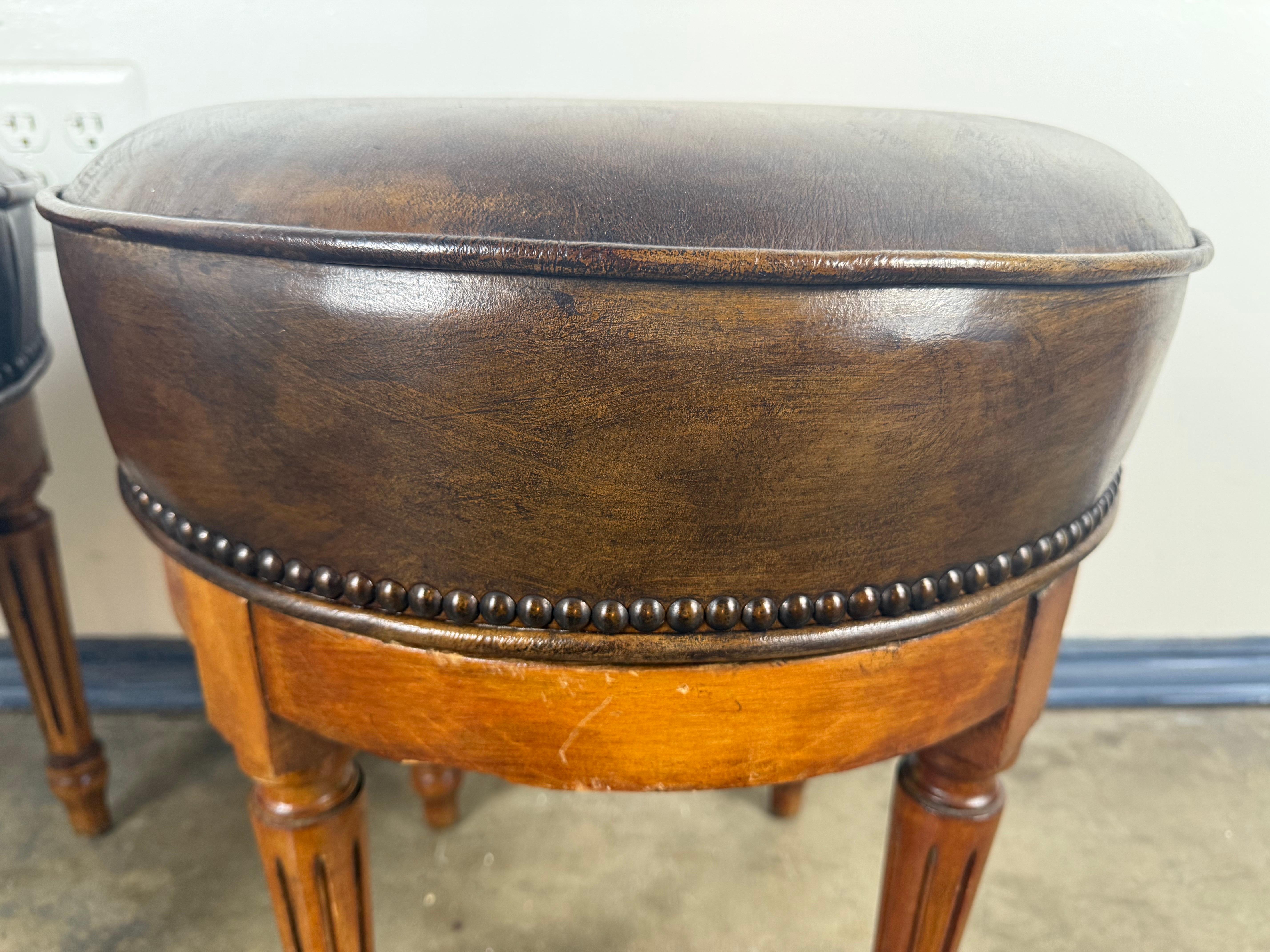 Paire de tabourets pivotants en cuir patiné de style Louis XVI, milieu du 20e siècle en vente 1