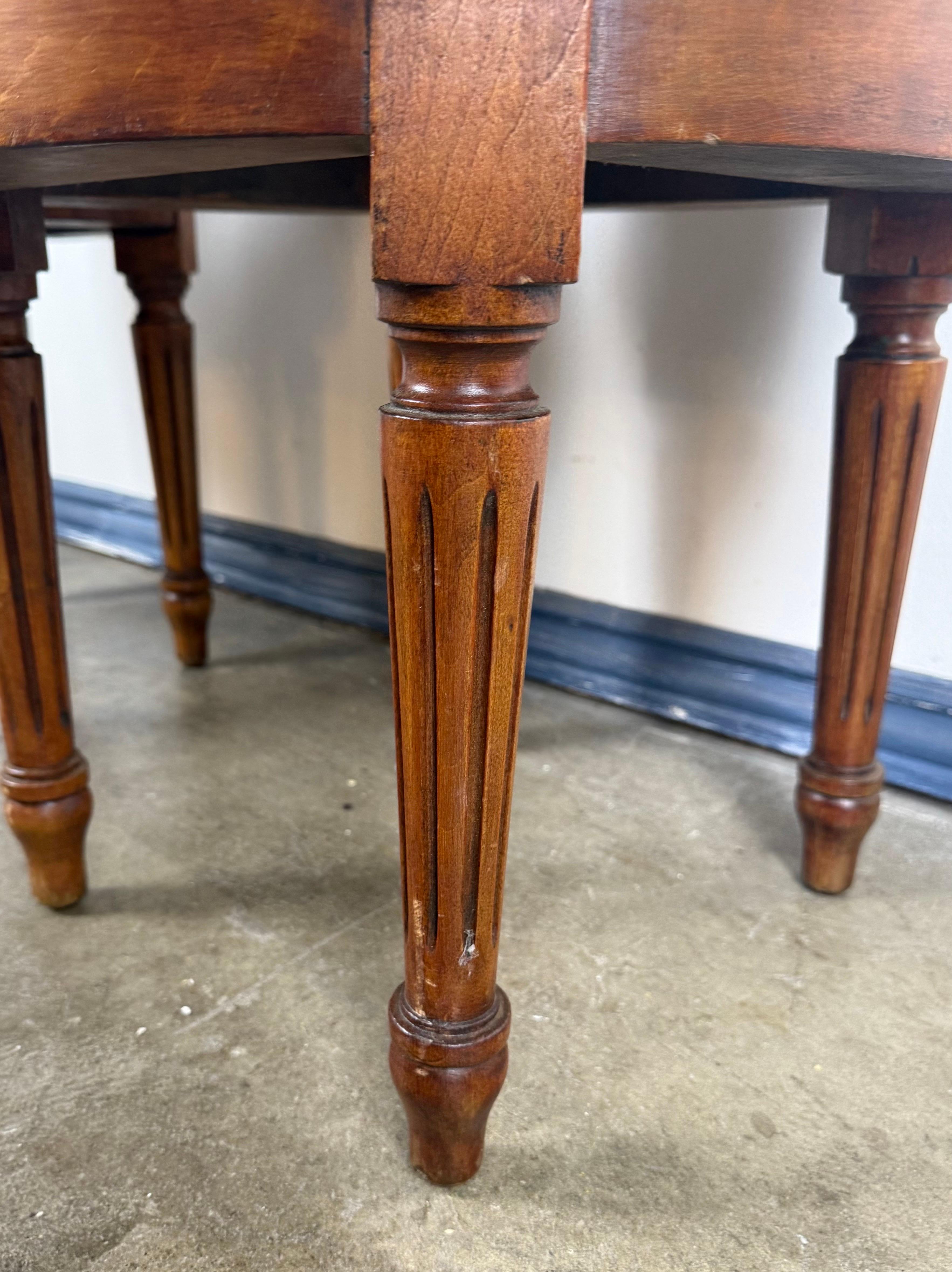 Paire de tabourets pivotants en cuir patiné de style Louis XVI, milieu du 20e siècle en vente 3