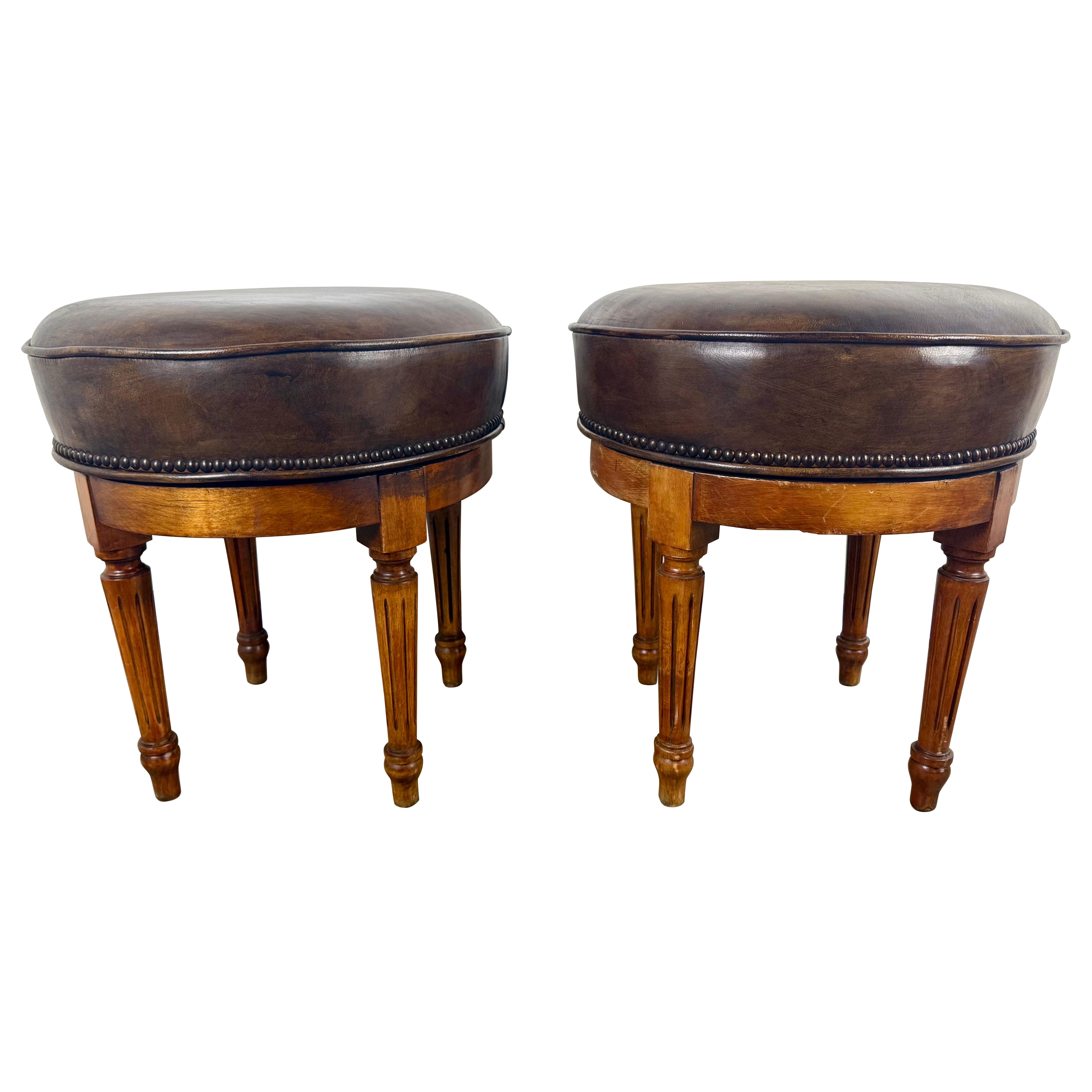 Paire de tabourets pivotants en cuir patiné de style Louis XVI, milieu du 20e siècle