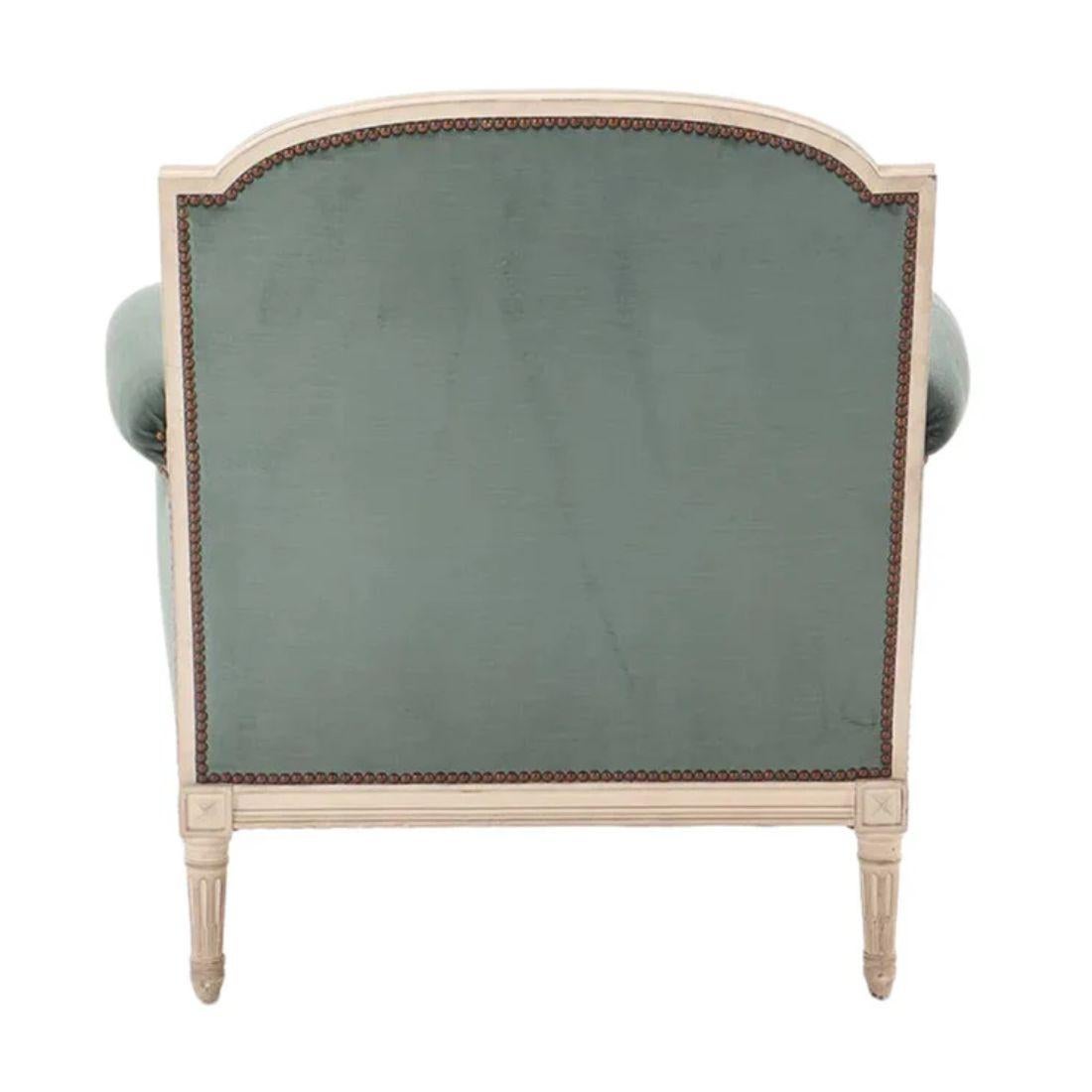 Dieses elegante und zeitlose Paar von Bergère-Stühlen im Louis XVI-Stil bringt klassische französische Raffinesse in jedes Interieur. Jeder Stuhl hat einen geschnitzten und lackierten Holzrahmen, der die für den Stil charakteristischen raffinierten